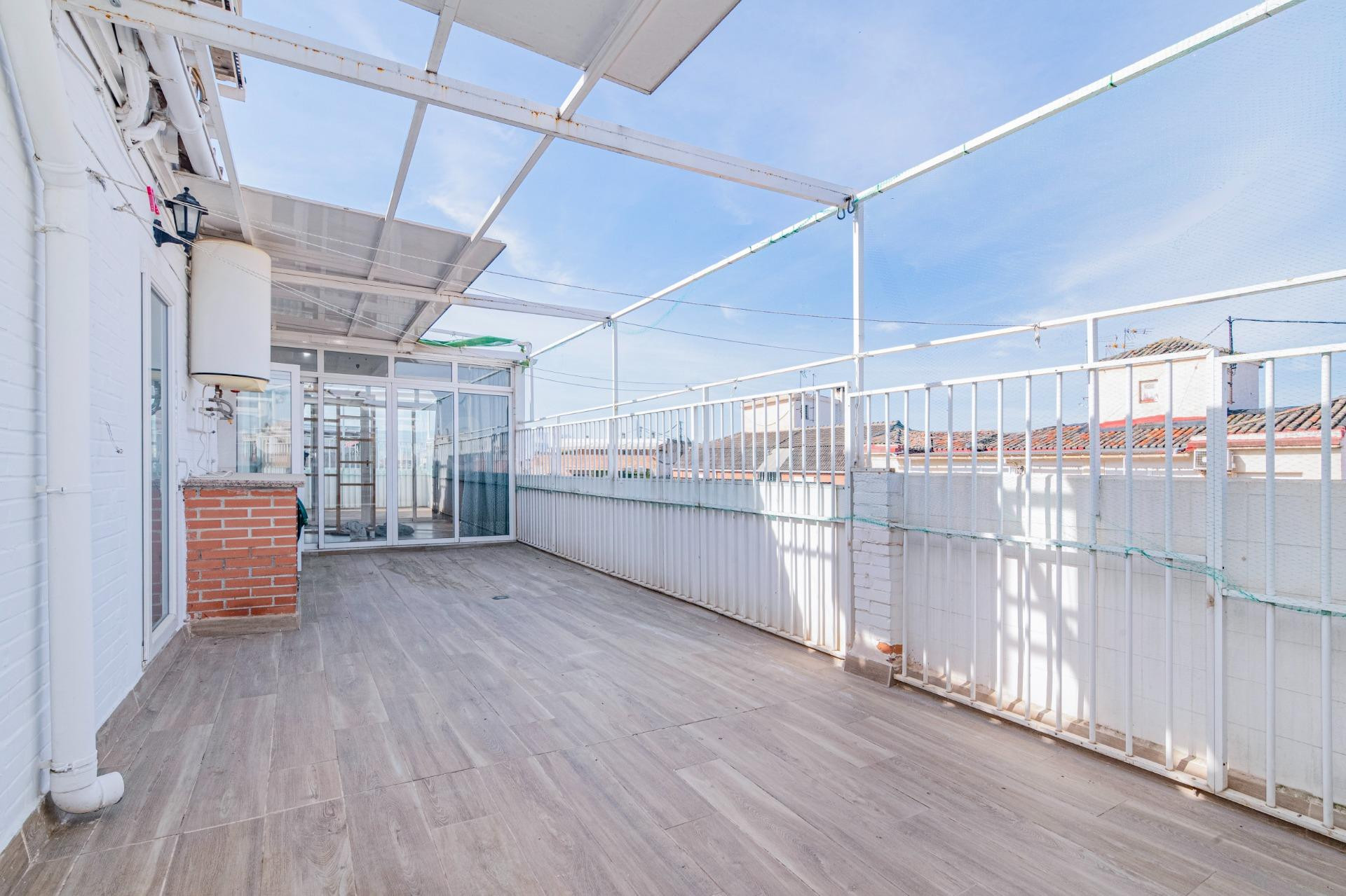 Atico muy amplio con gran terraza en Arabial