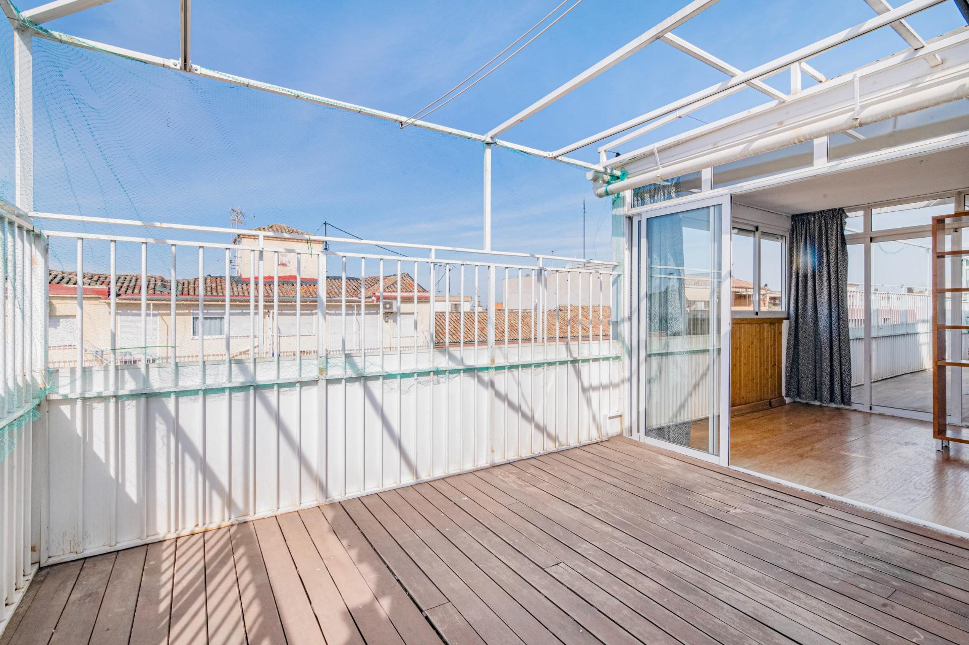 Atico muy amplio con gran terraza en Arabial - foto 2