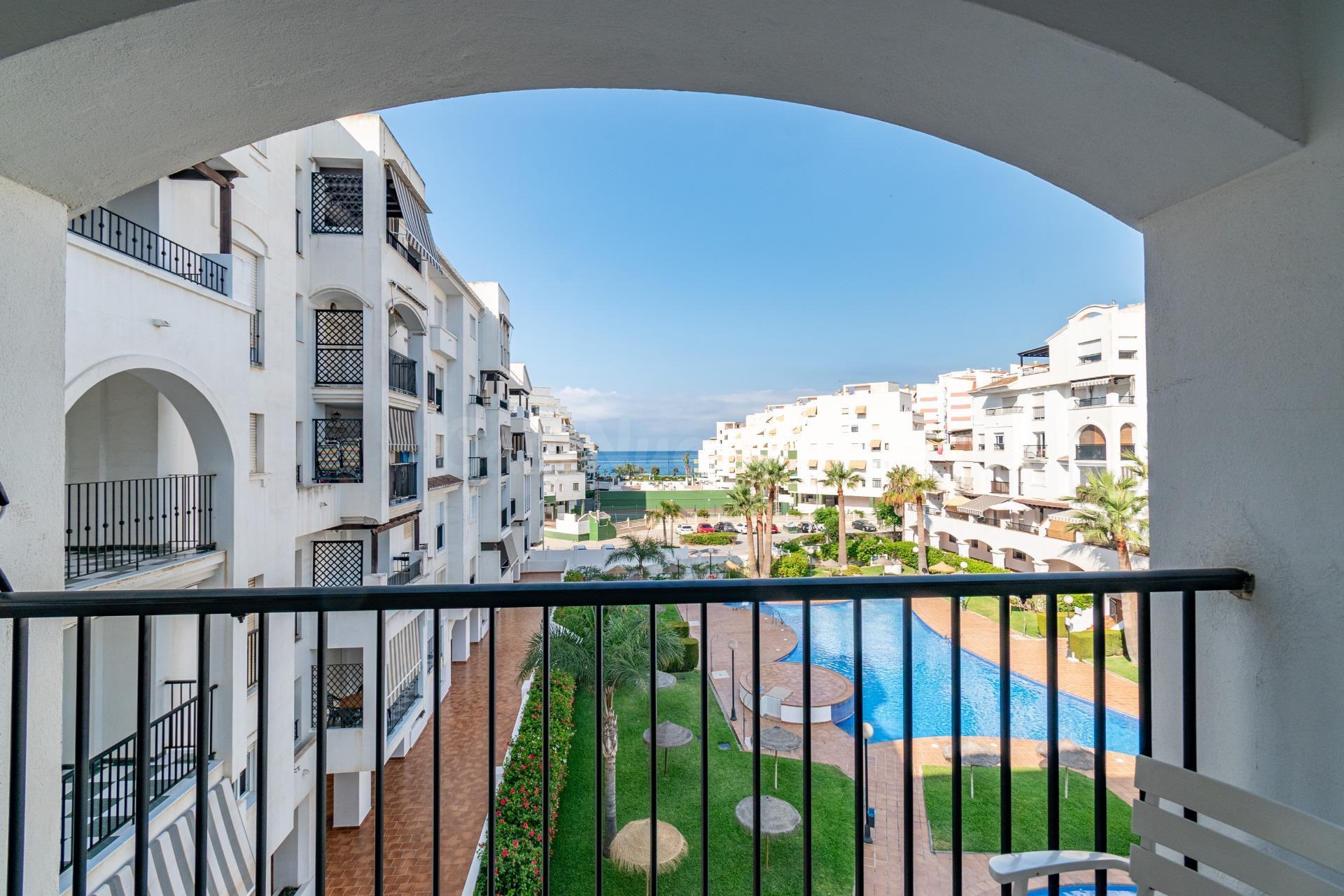 SALOBREÑA-PISO JUNTO A LA PLAYA. TRES DORMITORIOS,DOS BAÑOS Y GARAJE