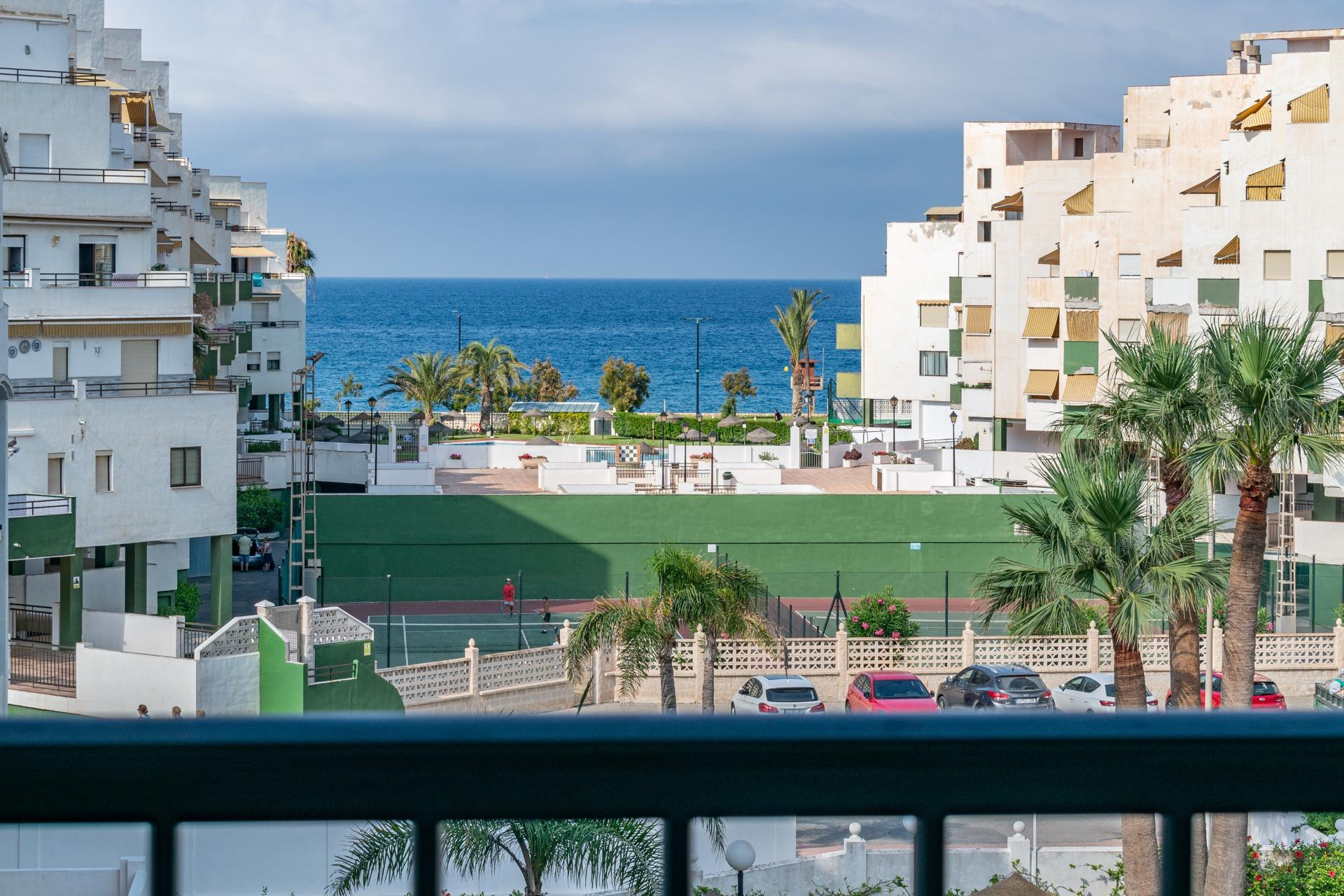 SALOBREÑA-PISO JUNTO A LA PLAYA. TRES DORMITORIOS,DOS BAÑOS Y GARAJE - foto 3