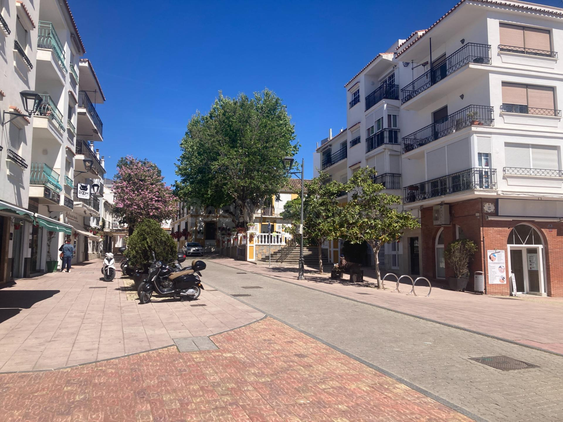 Local y dos pisos en venta en Estepona  | CABANILLAS REAL ESTATE