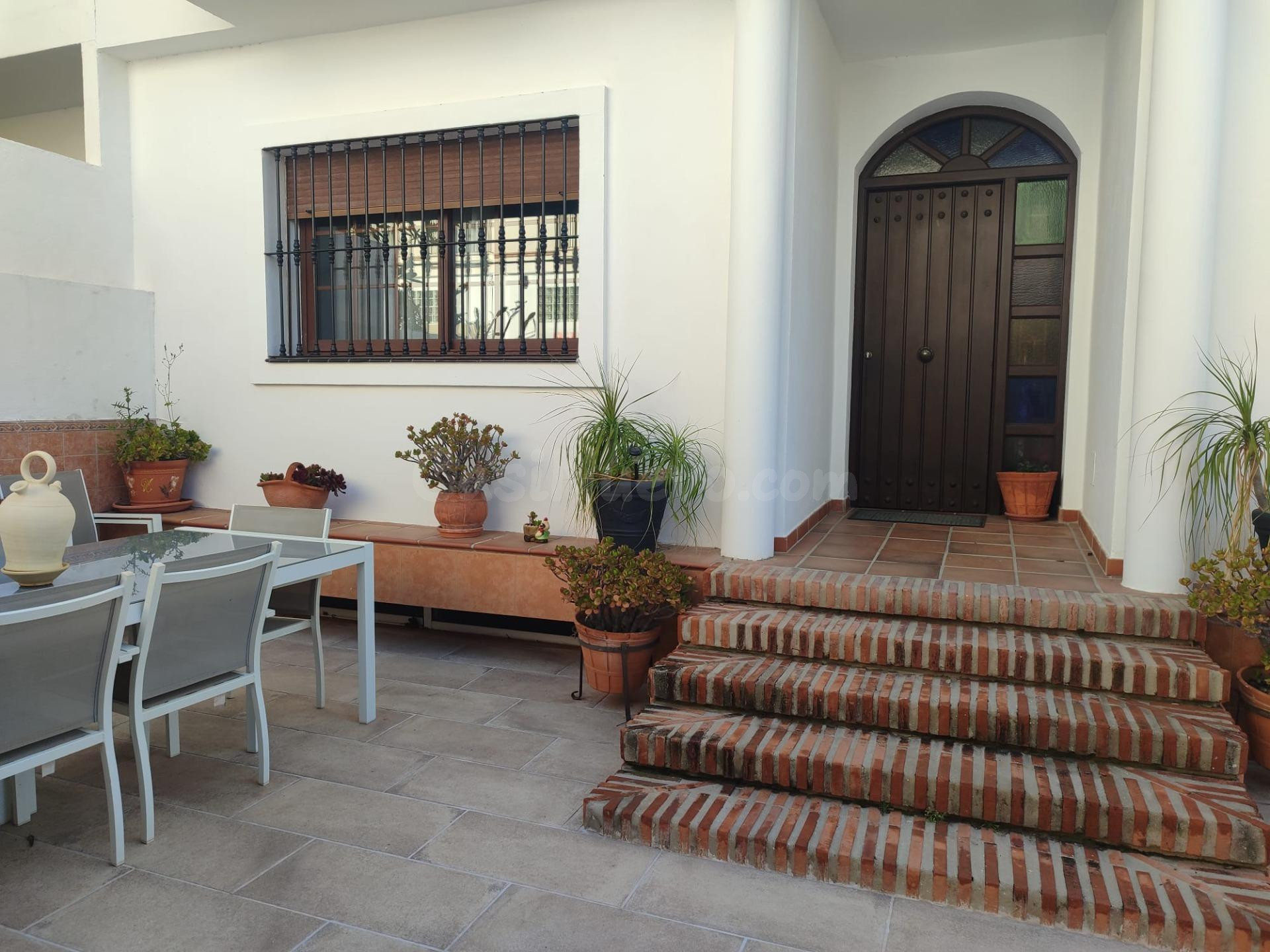 ¡Oportunidad única en Cancelada, Estepona! Chalet adosado en esquina a pocos minutos de Puerto Banús