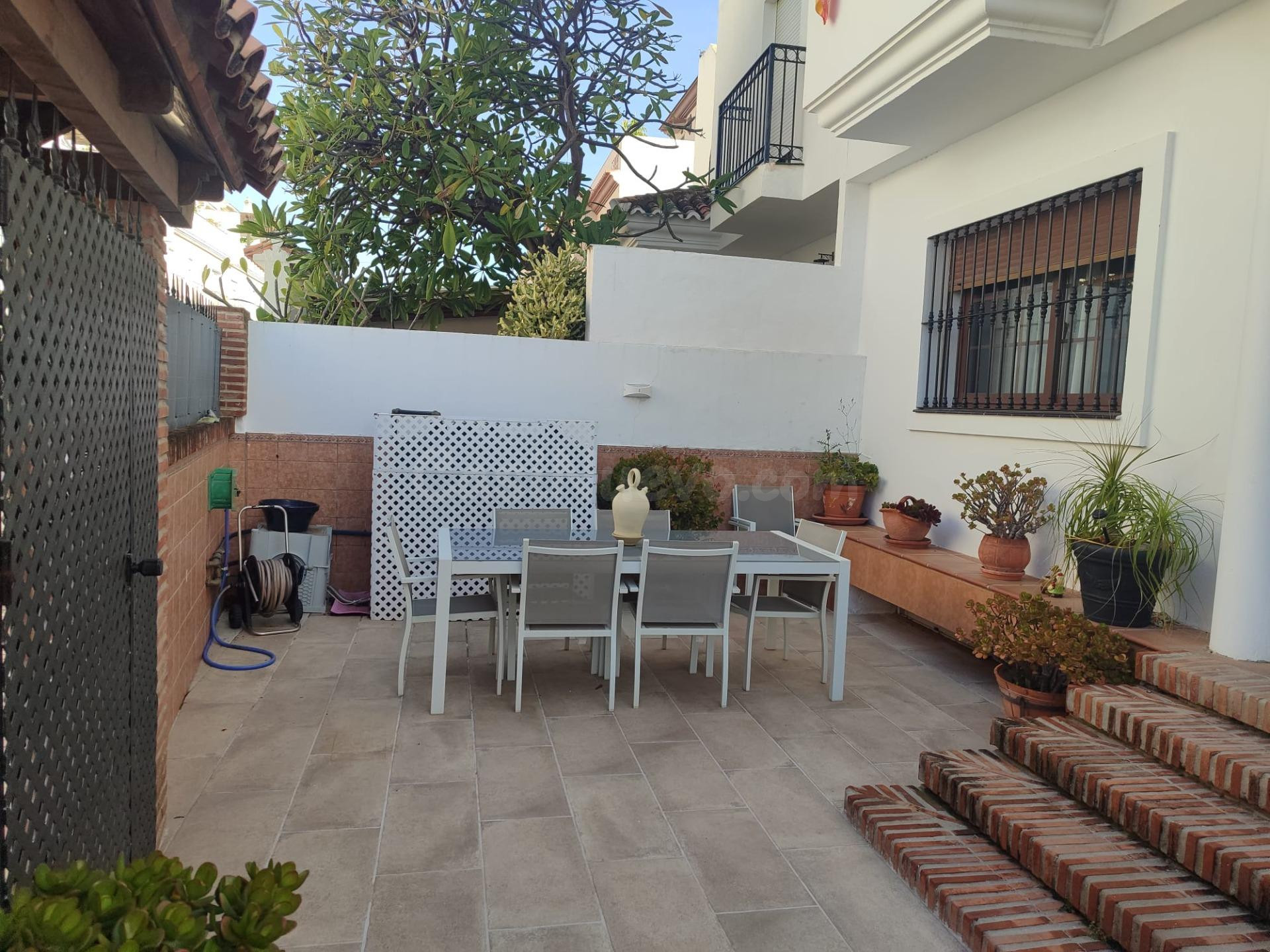 ¡Oportunidad única en Cancelada, Estepona! Chalet adosado en - foto 2