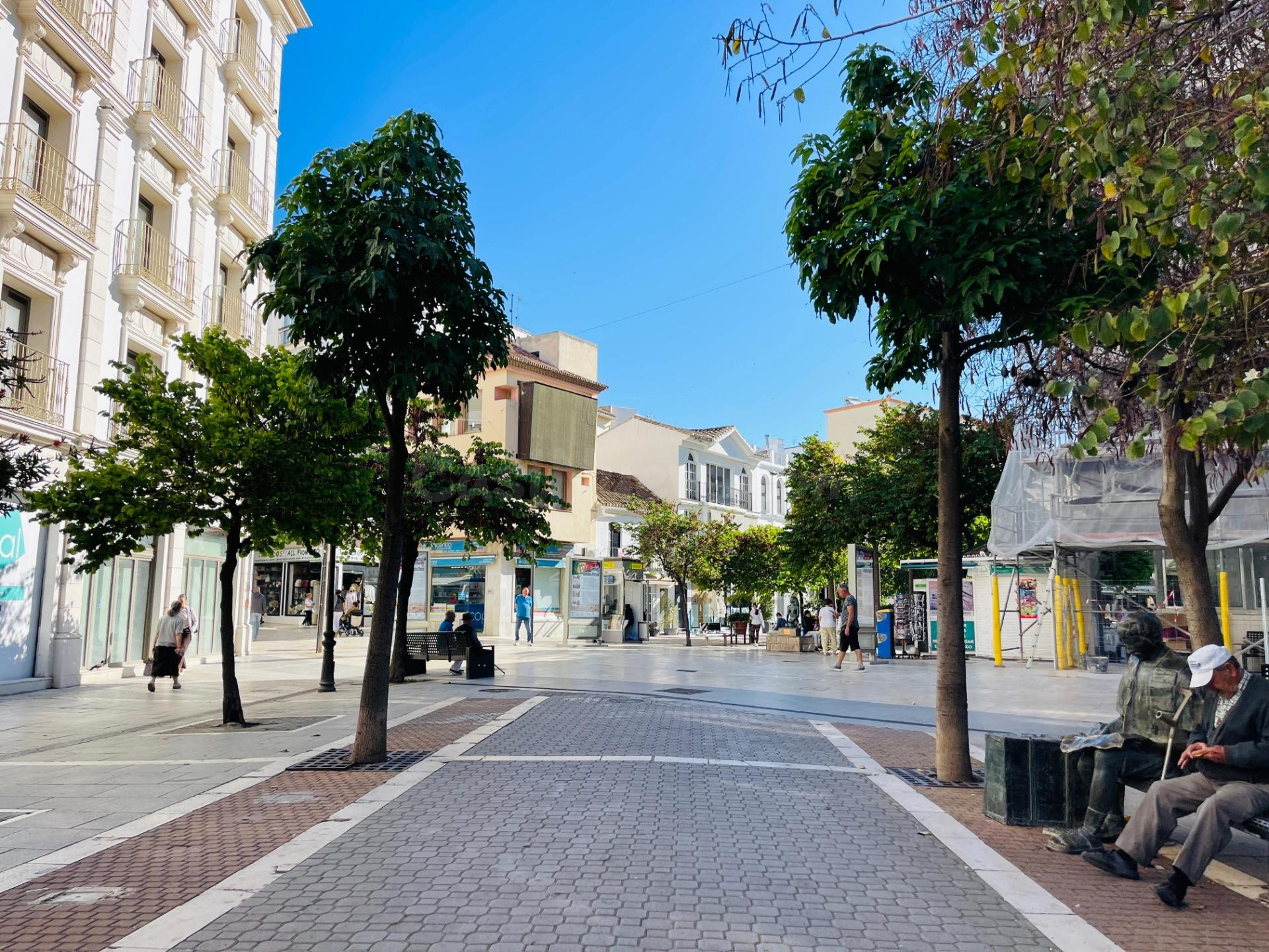 Restaurante en alquiler con traspaso al Paseo Marítimo Estepona | CABANILLAS REAL ESTATE