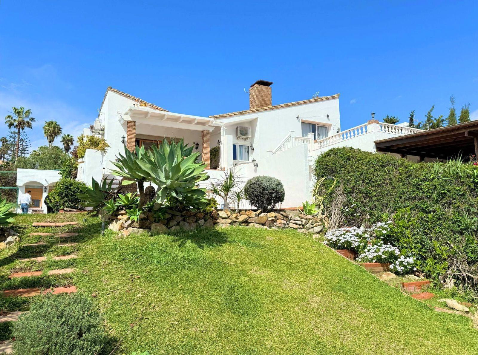 Villa pareada  en primera línea de mar en  Bahía Dorada a 10 minutos de Estepona con vistas a África y Gibraltar | CABANILLAS REAL ESTATE