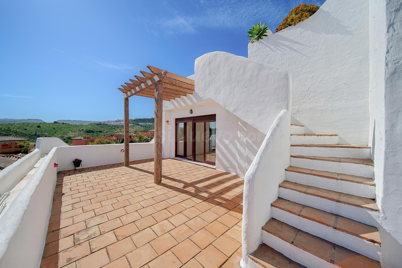 Luminoso Ático en alquiler situado en Casares Costa - foto 3