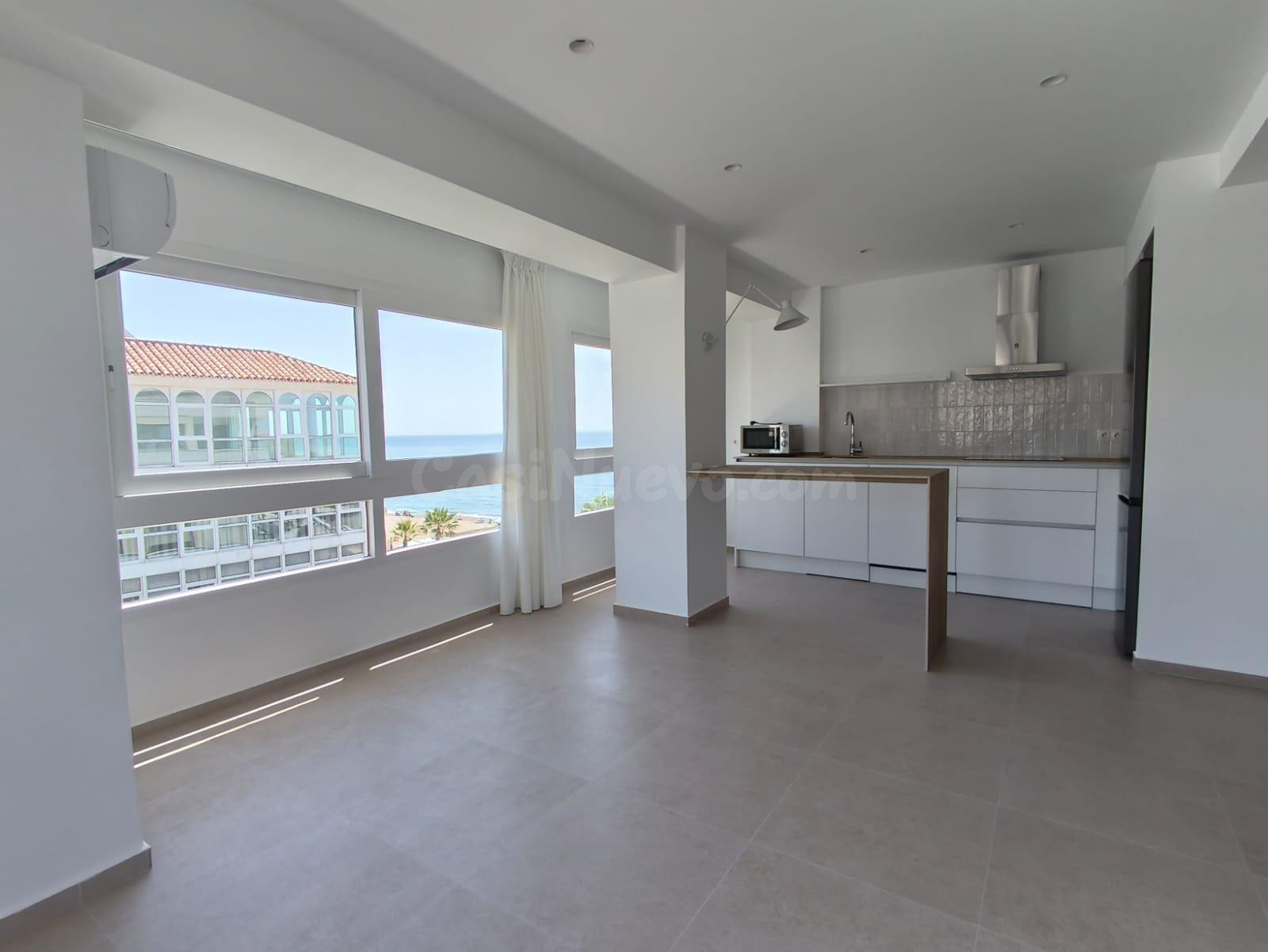 Se alquila apartamento reformado con vistas al mar en el cor - foto 2