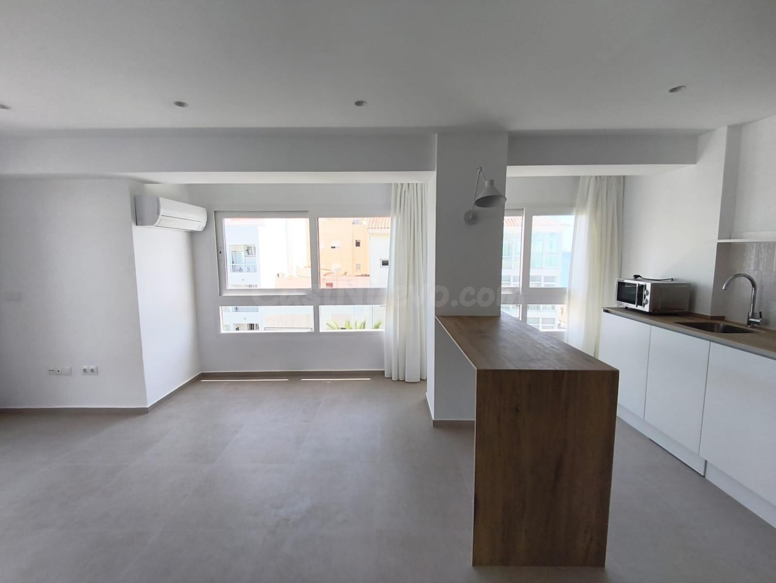 Se alquila apartamento reformado con vistas al mar en el cor - foto 3