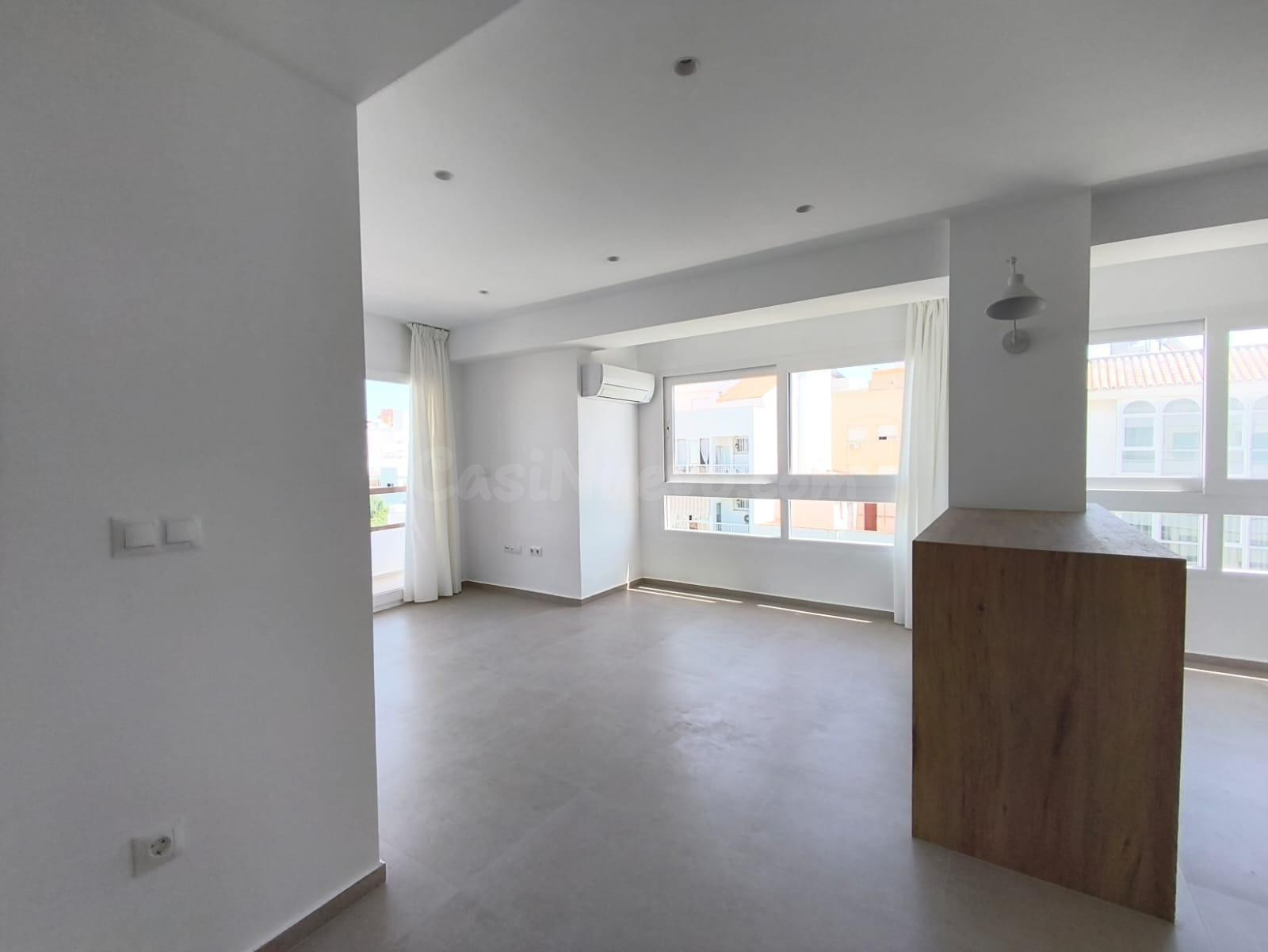 Se alquila apartamento reformado con vistas al mar en el cor - foto 4