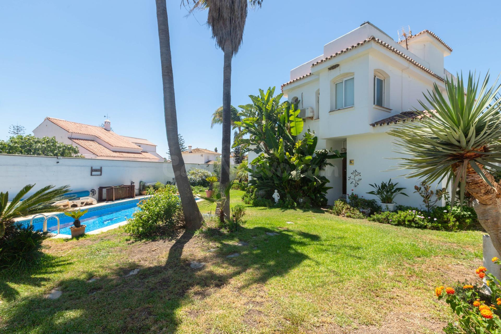 Exclusiva villa independiente en segunda línea de playa con  - foto 5