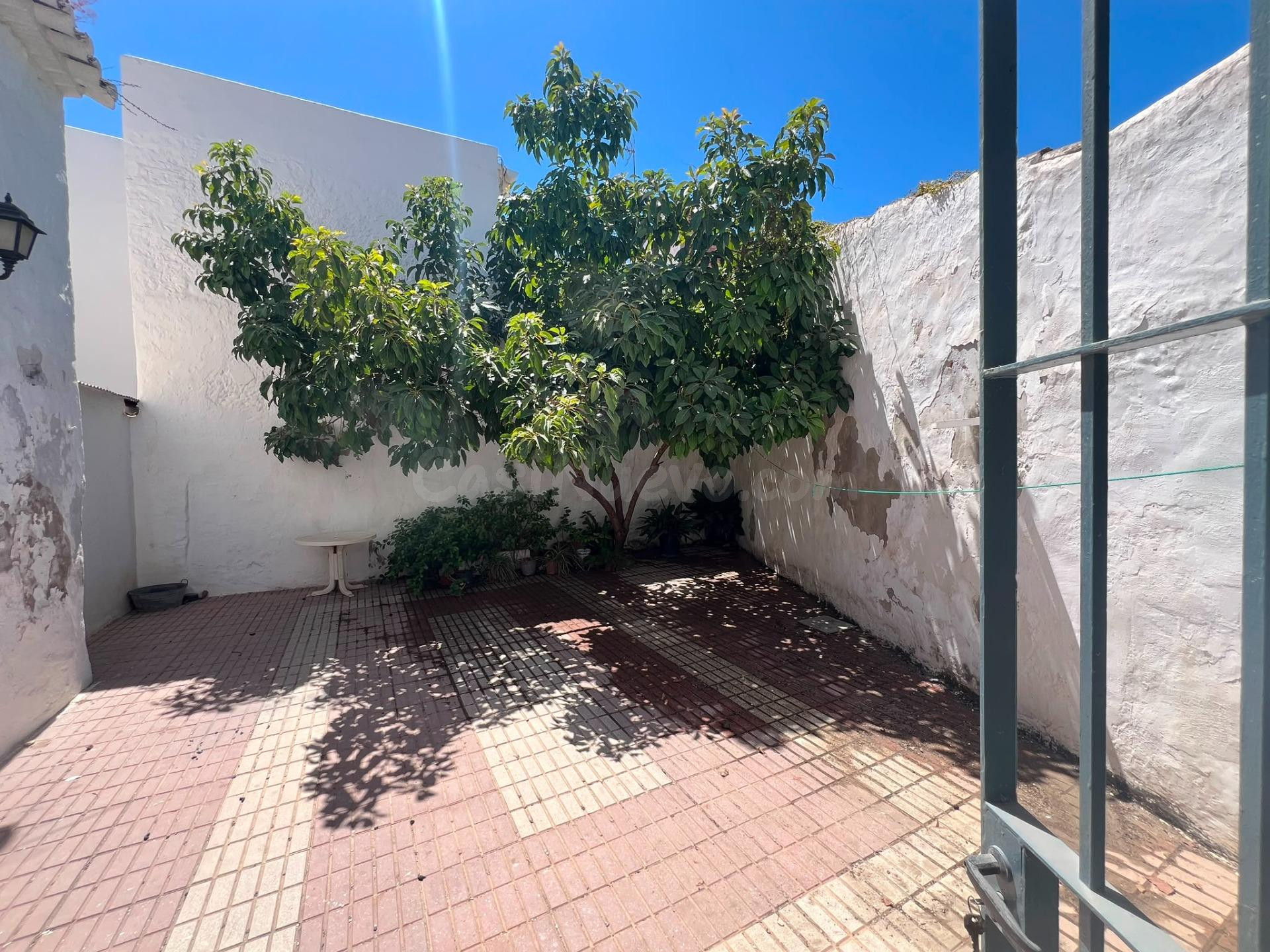 Magnífica casa de pueblo con gran potencial de inversión en  - foto 2