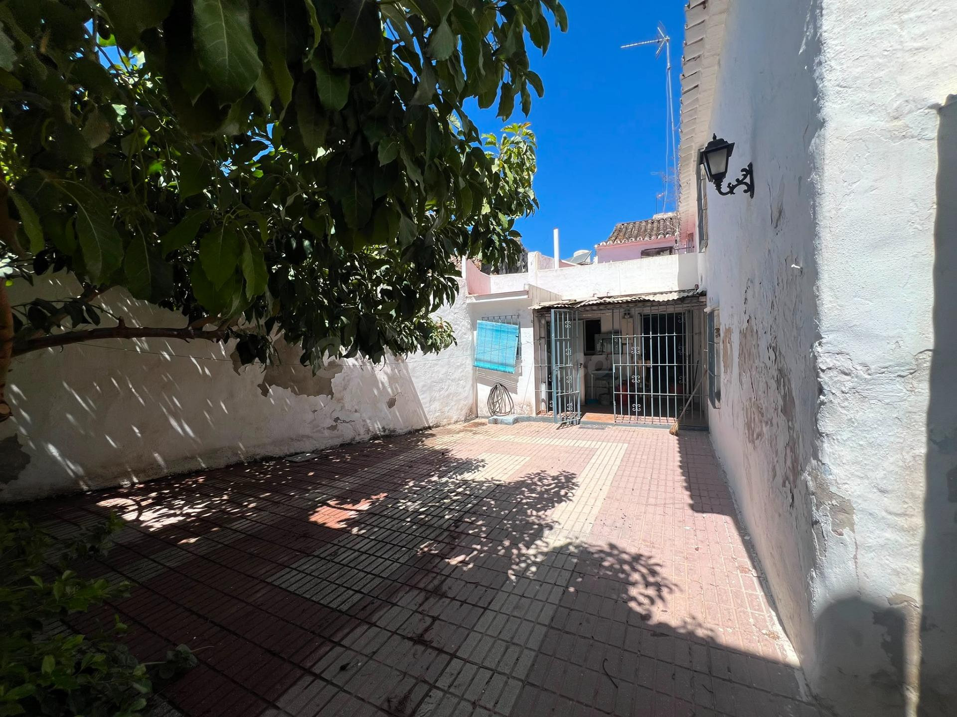 Magnífica casa de pueblo con gran potencial de inversión en  - foto 3