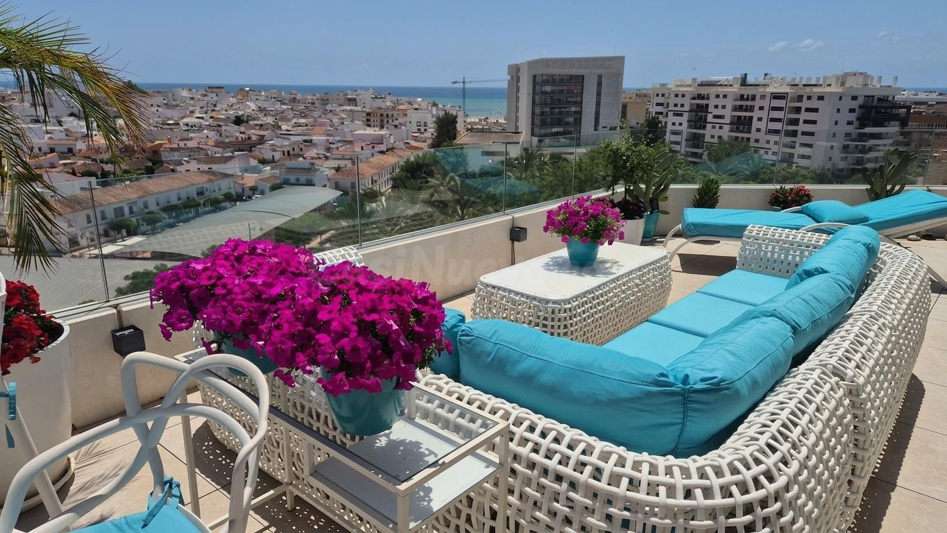 Ático reformado en pleno centro de Estepona  de 214m2 con 3 dormitorios y  75 m2 de terraza con vistas panorámicas al mar | CABANILLAS REAL ESTATE