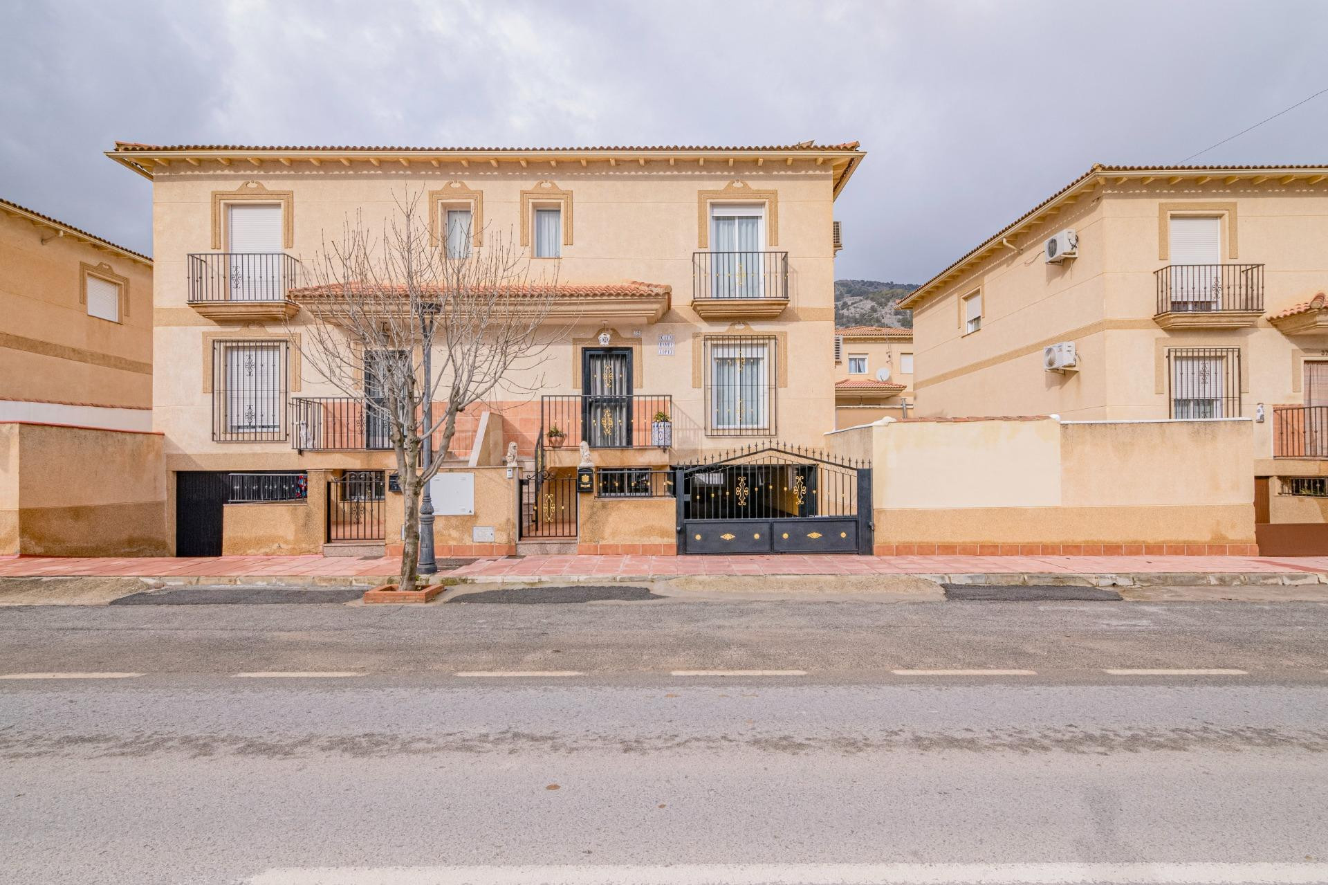 Casa PAREADA en venta en Alomartes | Amplia, eficiente y totalmente equipada