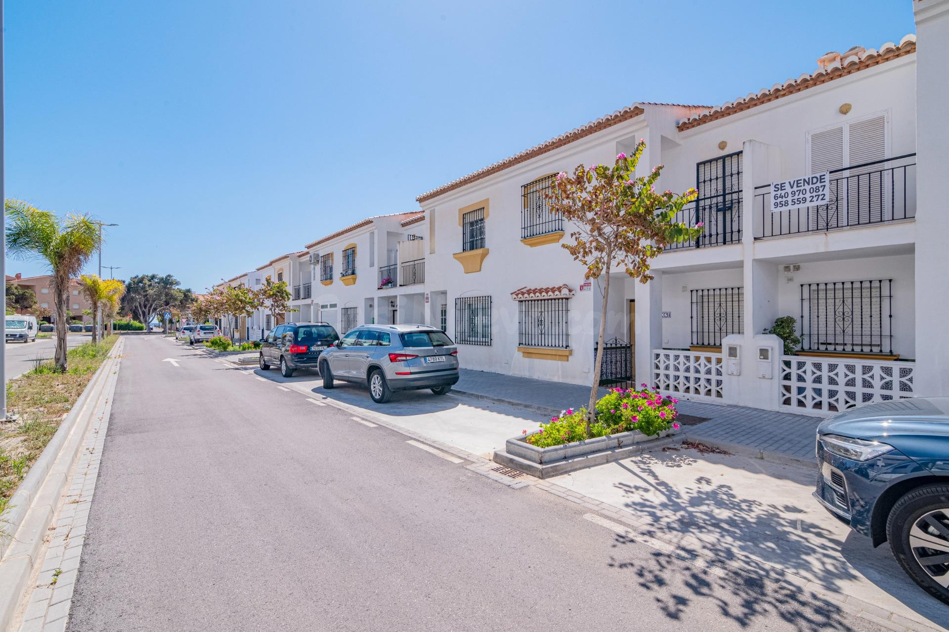 CHALET ADOSADO EN SALOBREÑA PLAYA, URB. PRIVADA CON PISCINA Y JARDINES.