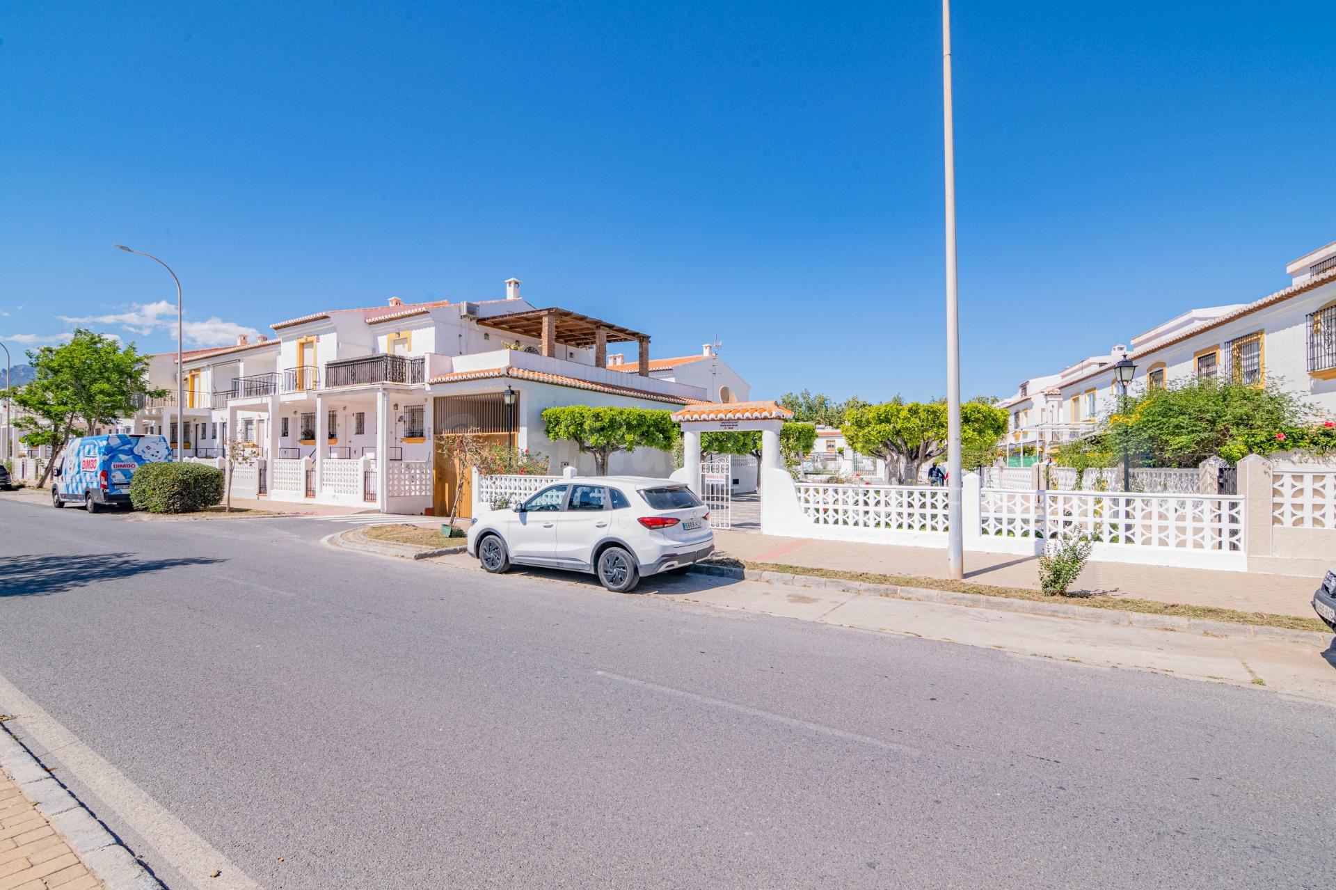 CHALET ADOSADO EN SALOBREÑA PLAYA, URB. PRIVADA CON PISCINA  - foto 5