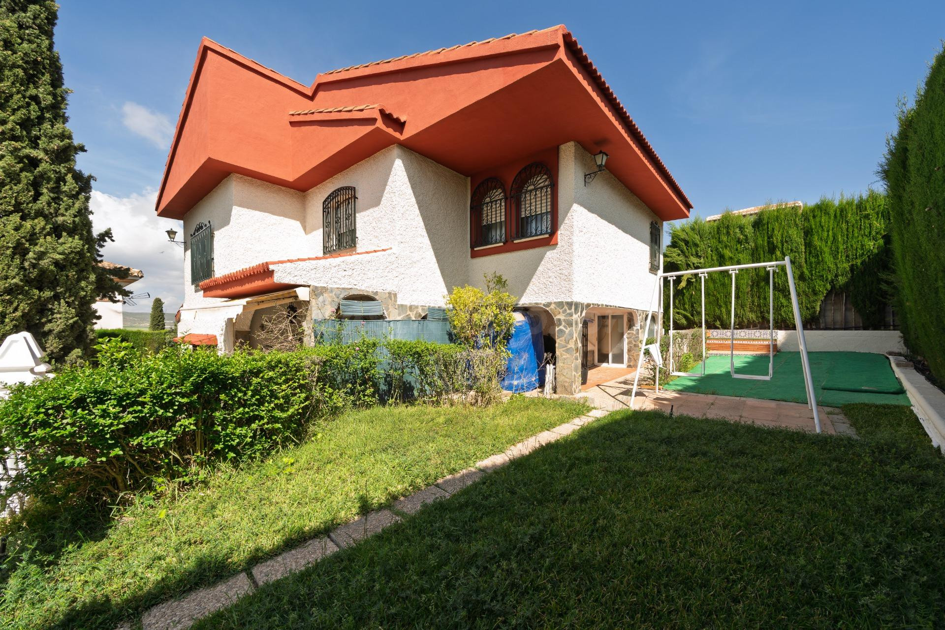 CHALET INDEPENDIENTE EN URBANIZACION EL PUNTAL PADUL.