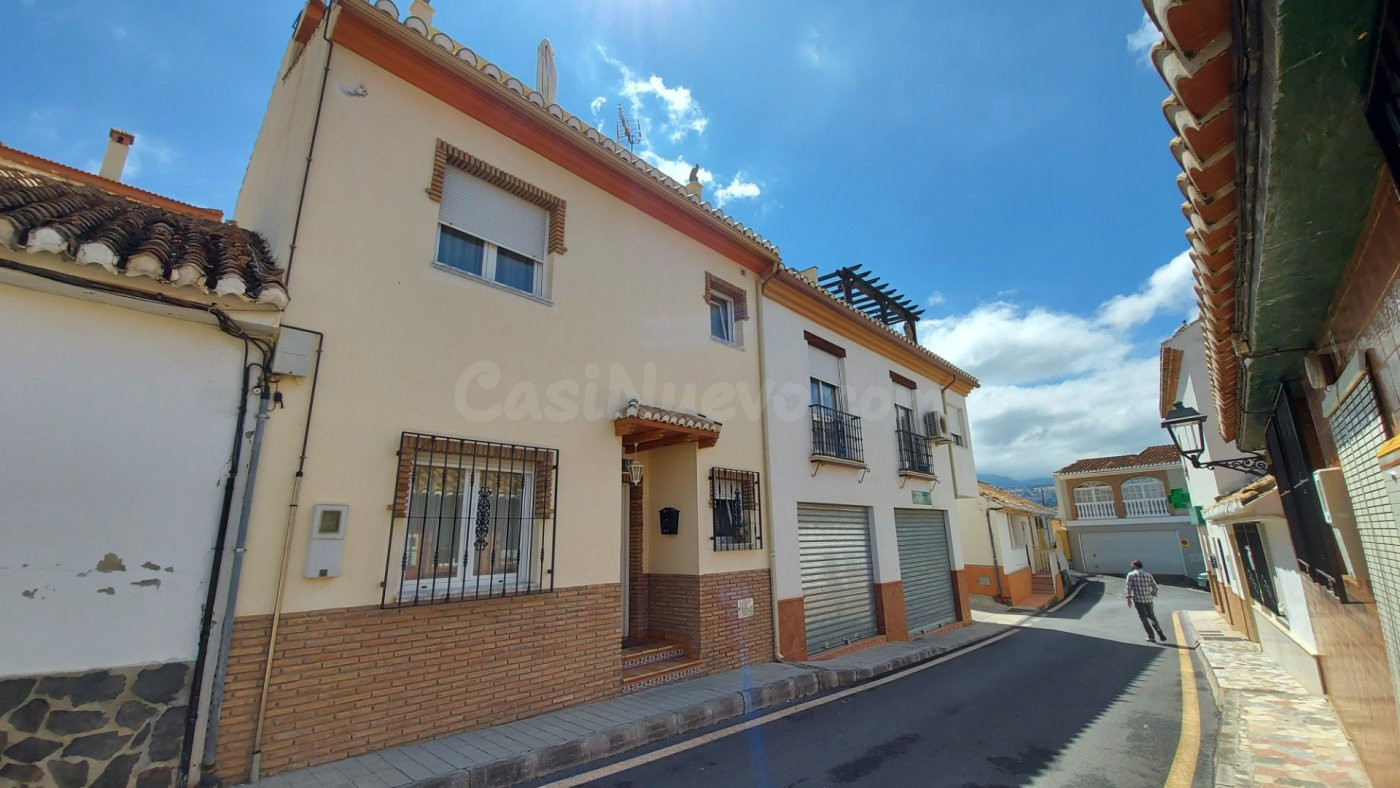 Gran adosado con 3 habitaciones y varias estancias de usos m - foto 2