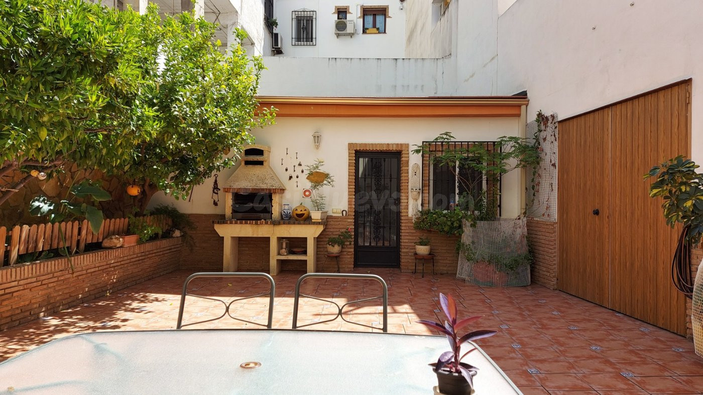 Gran adosado con 3 habitaciones y varias estancias de usos m - foto 3