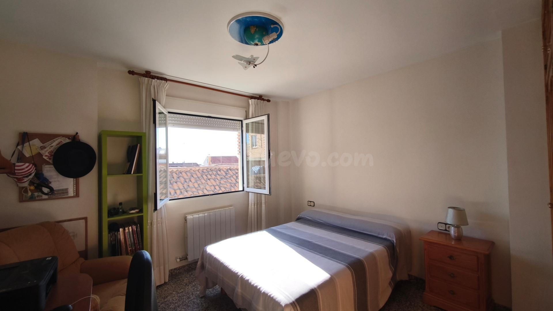 Gran adosado con 3 habitaciones y varias estancias de usos m - foto 4