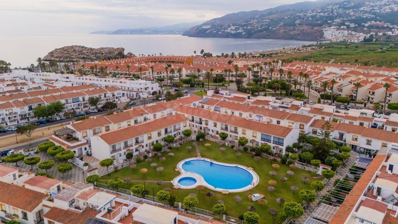 CASA EN SEGUNDA LÍNEA DE PLAYA, URBANIZACIÓN MARE NOSTRUM