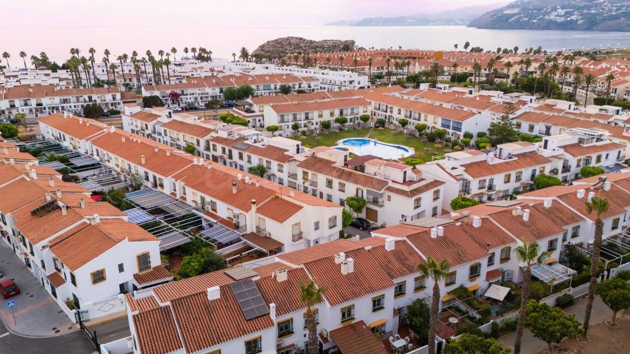 CASA EN SEGUNDA LÍNEA DE PLAYA, URBANIZACIÓN MARE NOSTRUM - foto 4