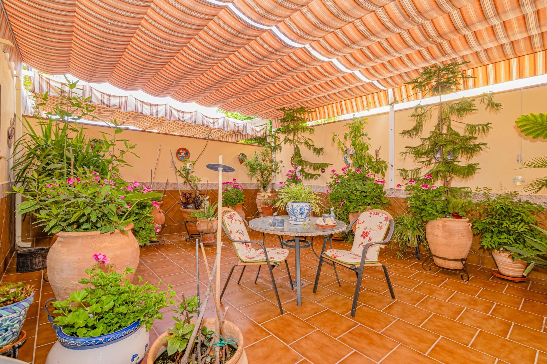 Fantástica casa adosada con gran patio, sótano habitable y e