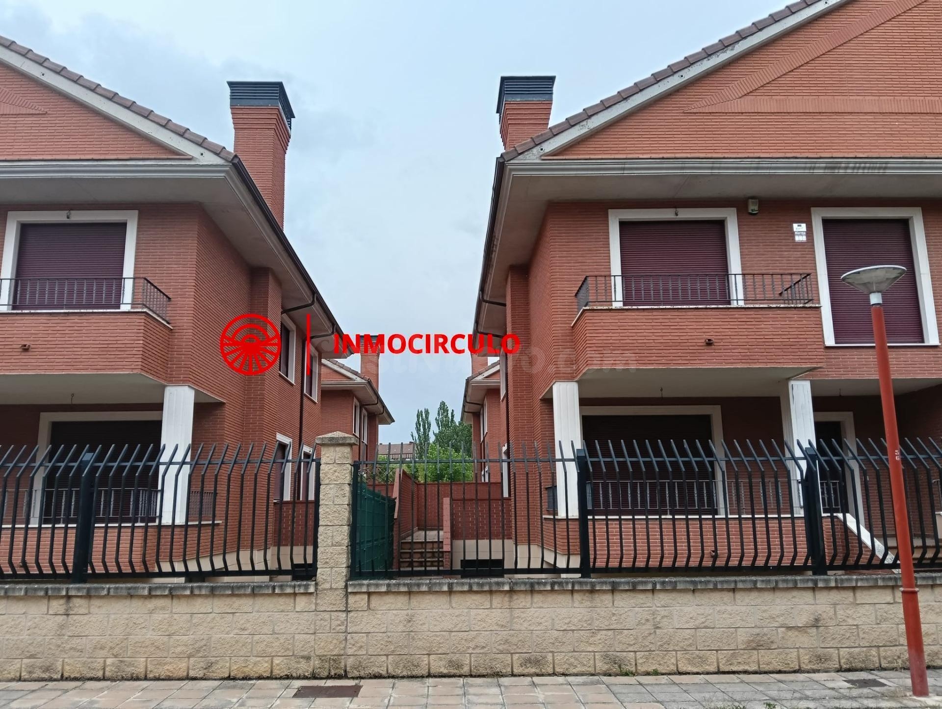 Exclusivo Chalet Pareado Junto al HUBU: Tu Oasis Urbano en B - foto 2