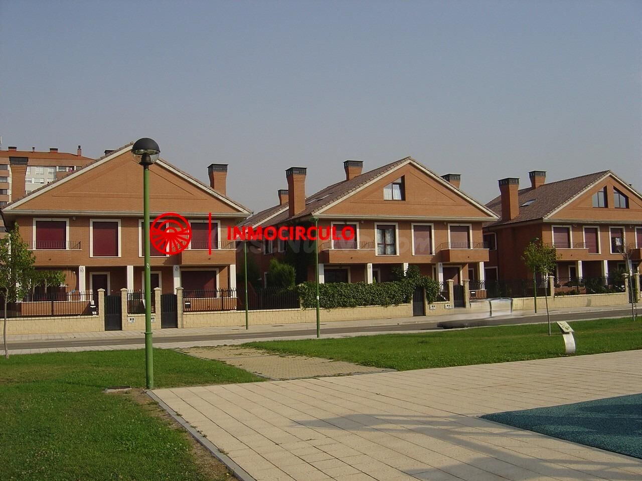 Exclusivo Chalet Pareado Junto al HUBU: Tu Oasis Urbano en B - foto 3
