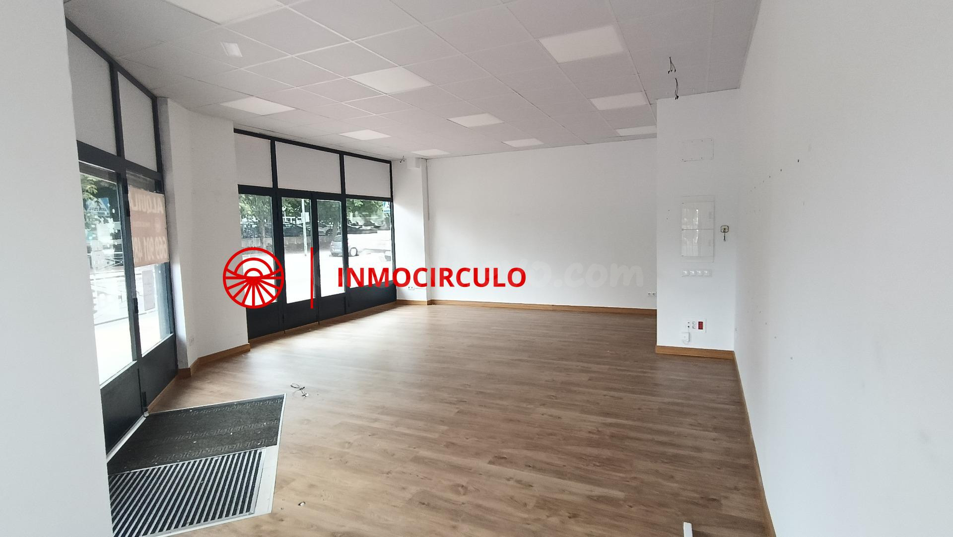 ¡Tu negocio merece este escaparate! Local premium en zona es - foto 4