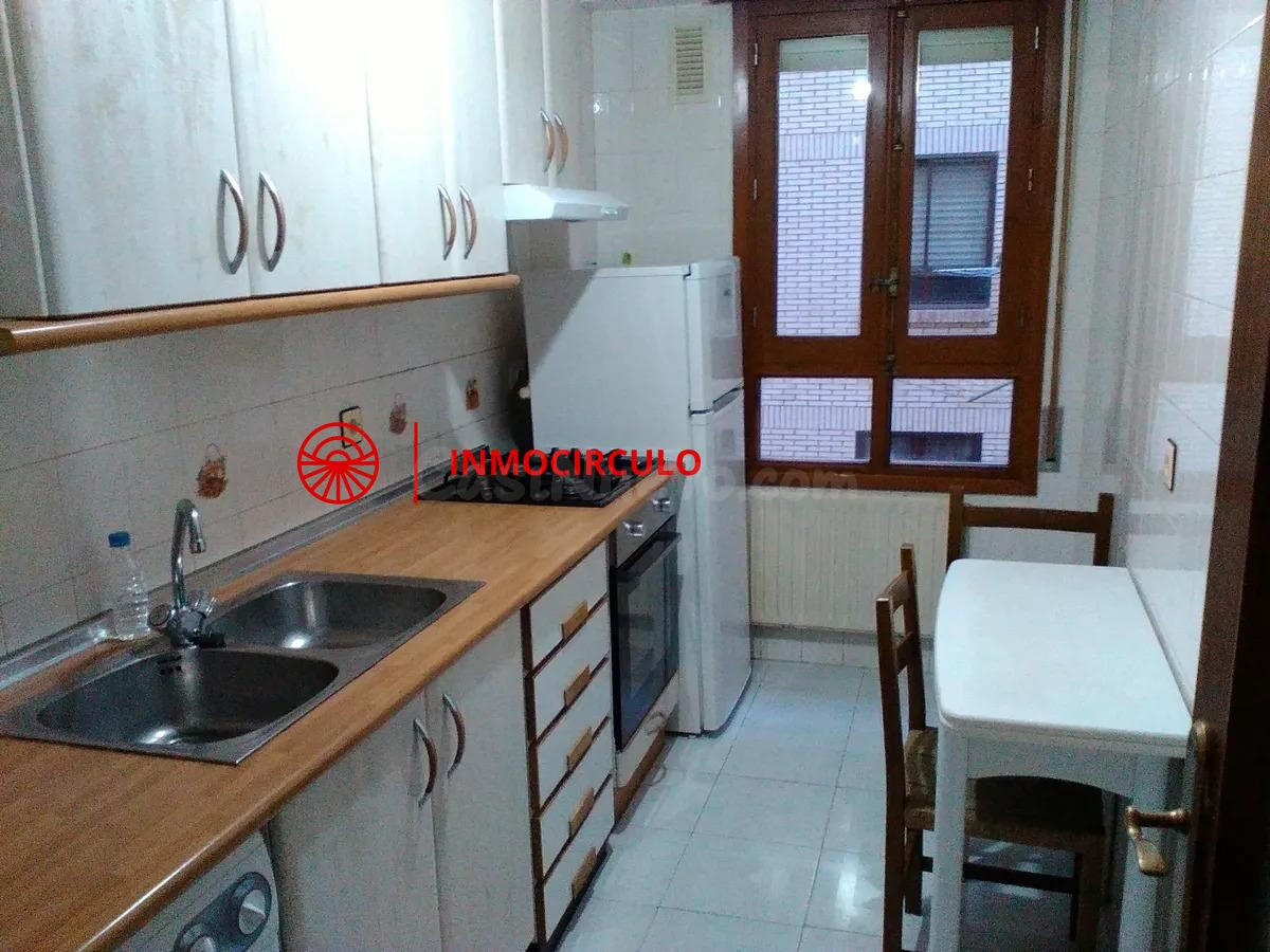 ¡Tu Nuevo Hogar Espera! Acogedor Piso de Dos Dormitorios - foto 2