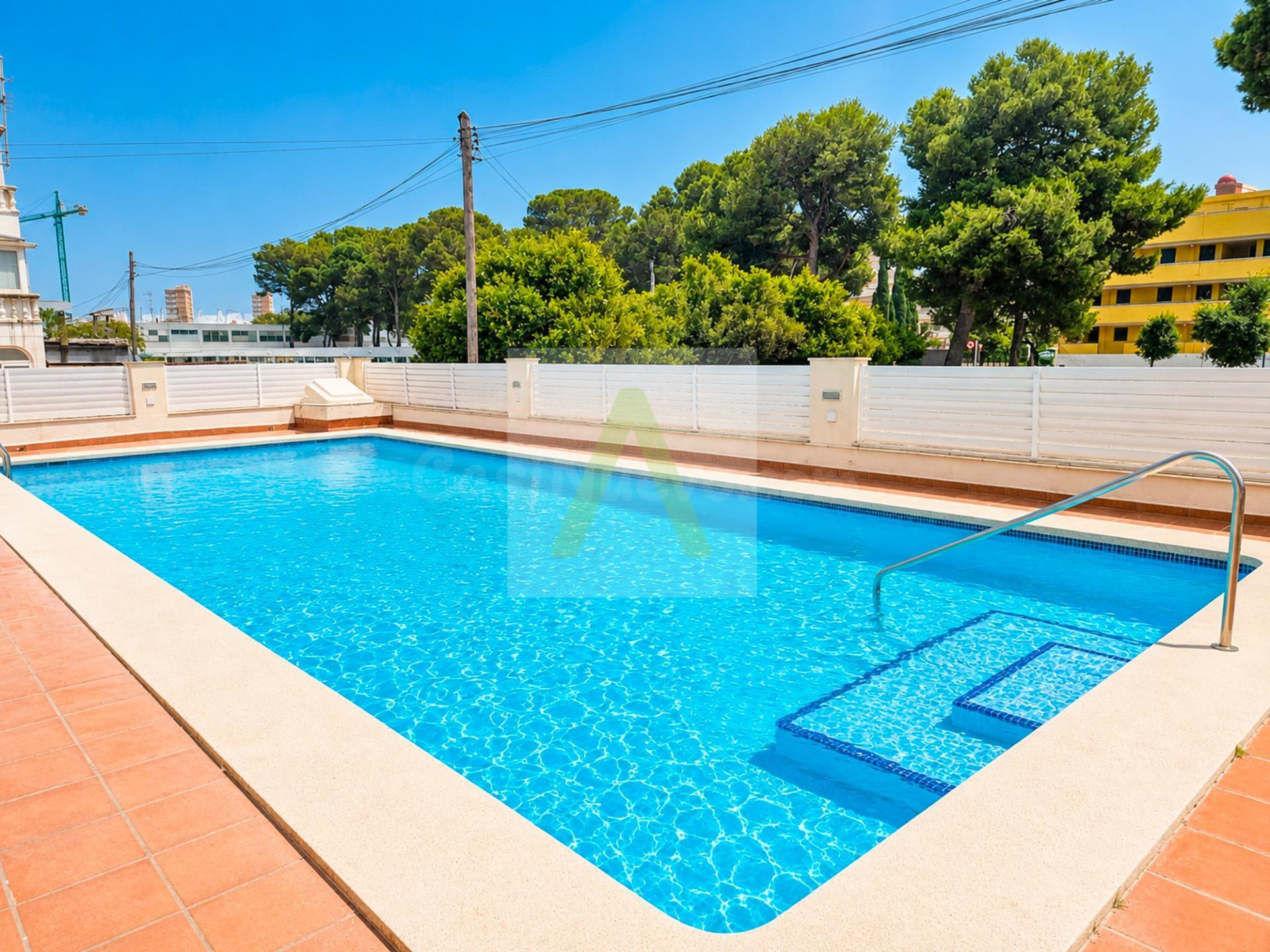 Cuidado y céntrico con amplia terraza y 2 plazas de garaje! - foto 2