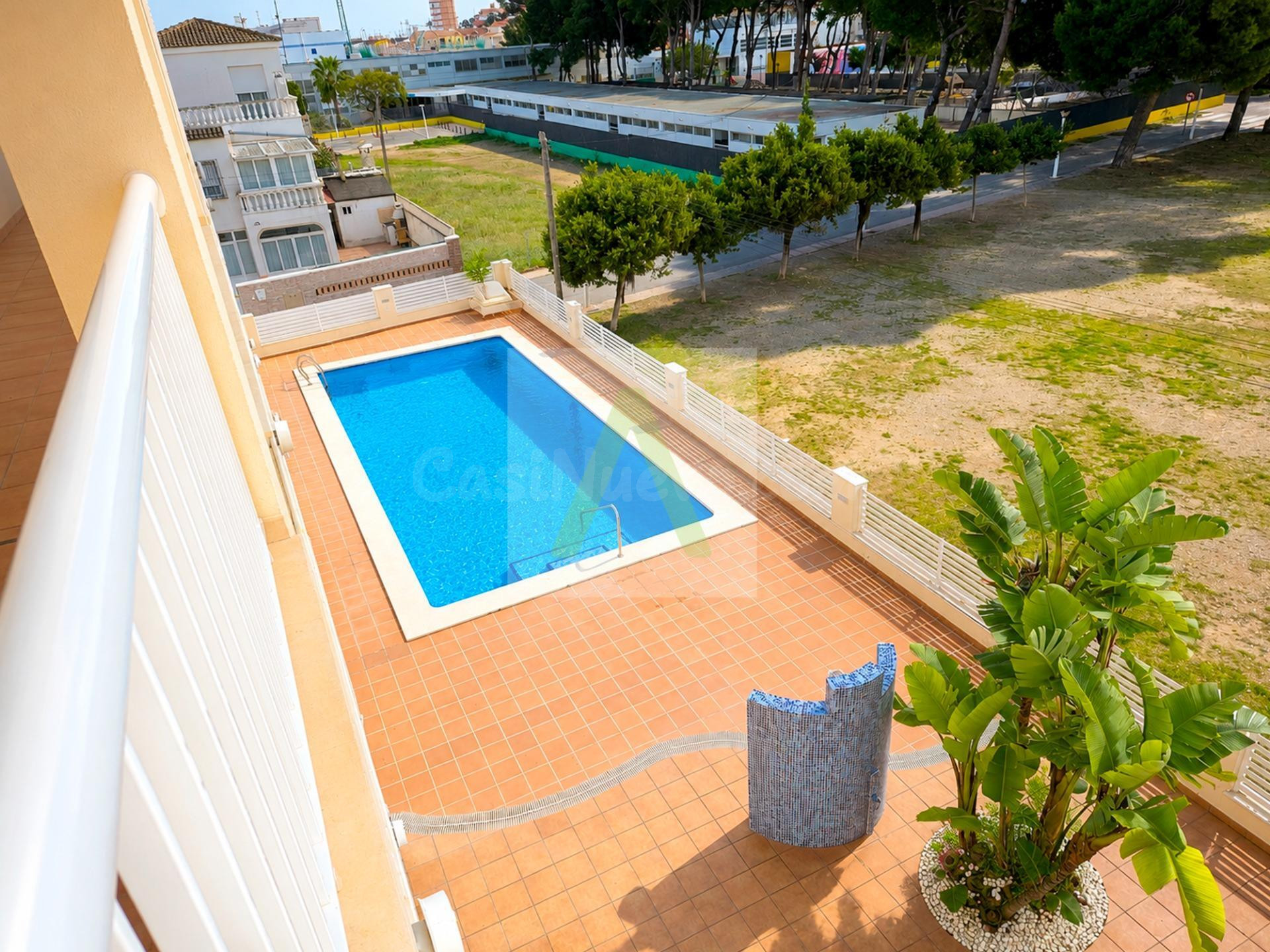 Cuidado y céntrico con amplia terraza y 2 plazas de garaje! - foto 3