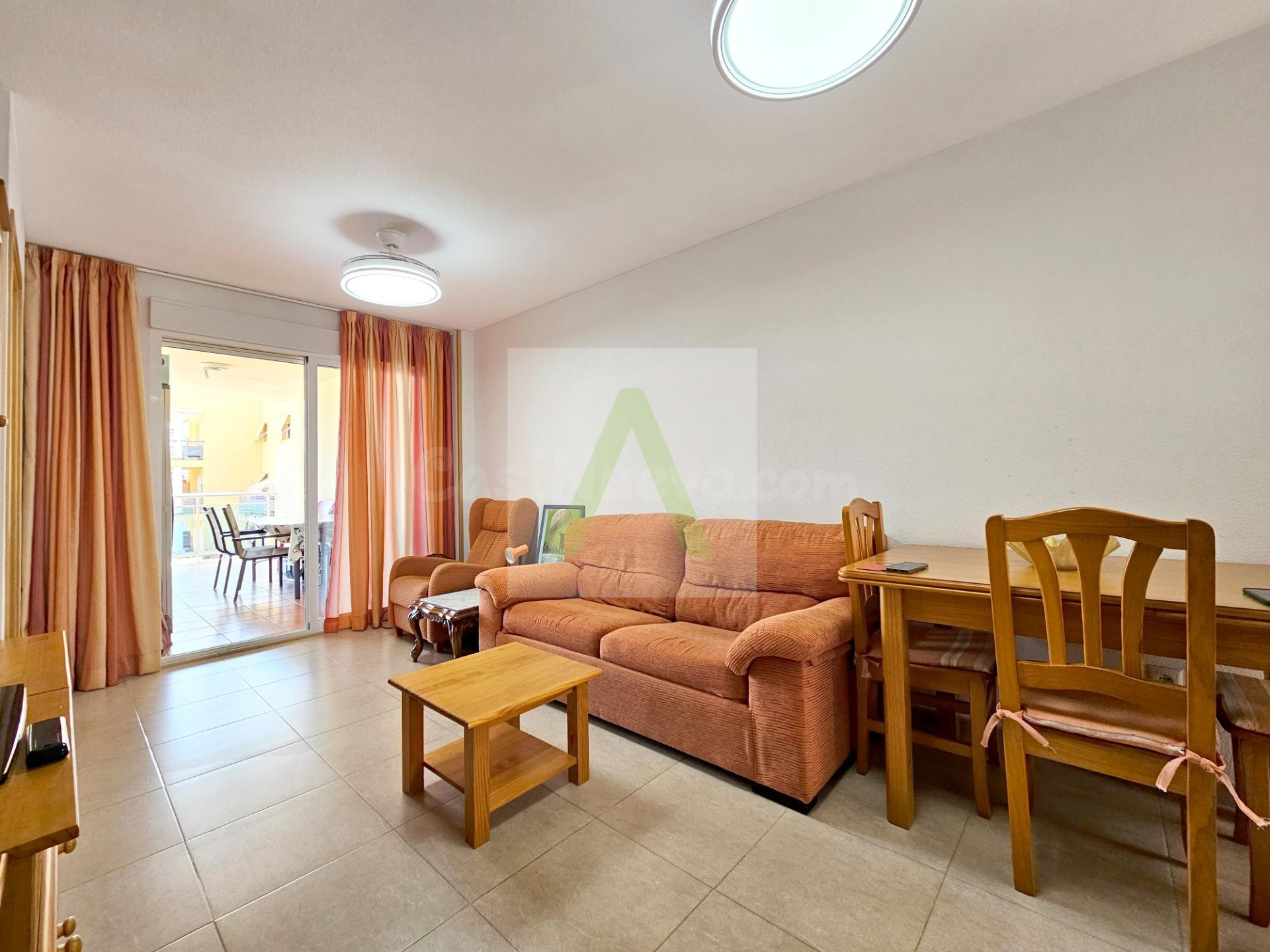 Cuidado y céntrico con amplia terraza y 2 plazas de garaje! - foto 4
