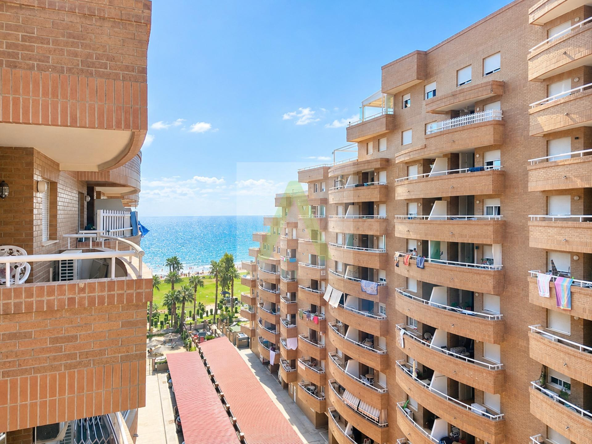 Apartamento en primera línea con 2 plazas de Garajes!