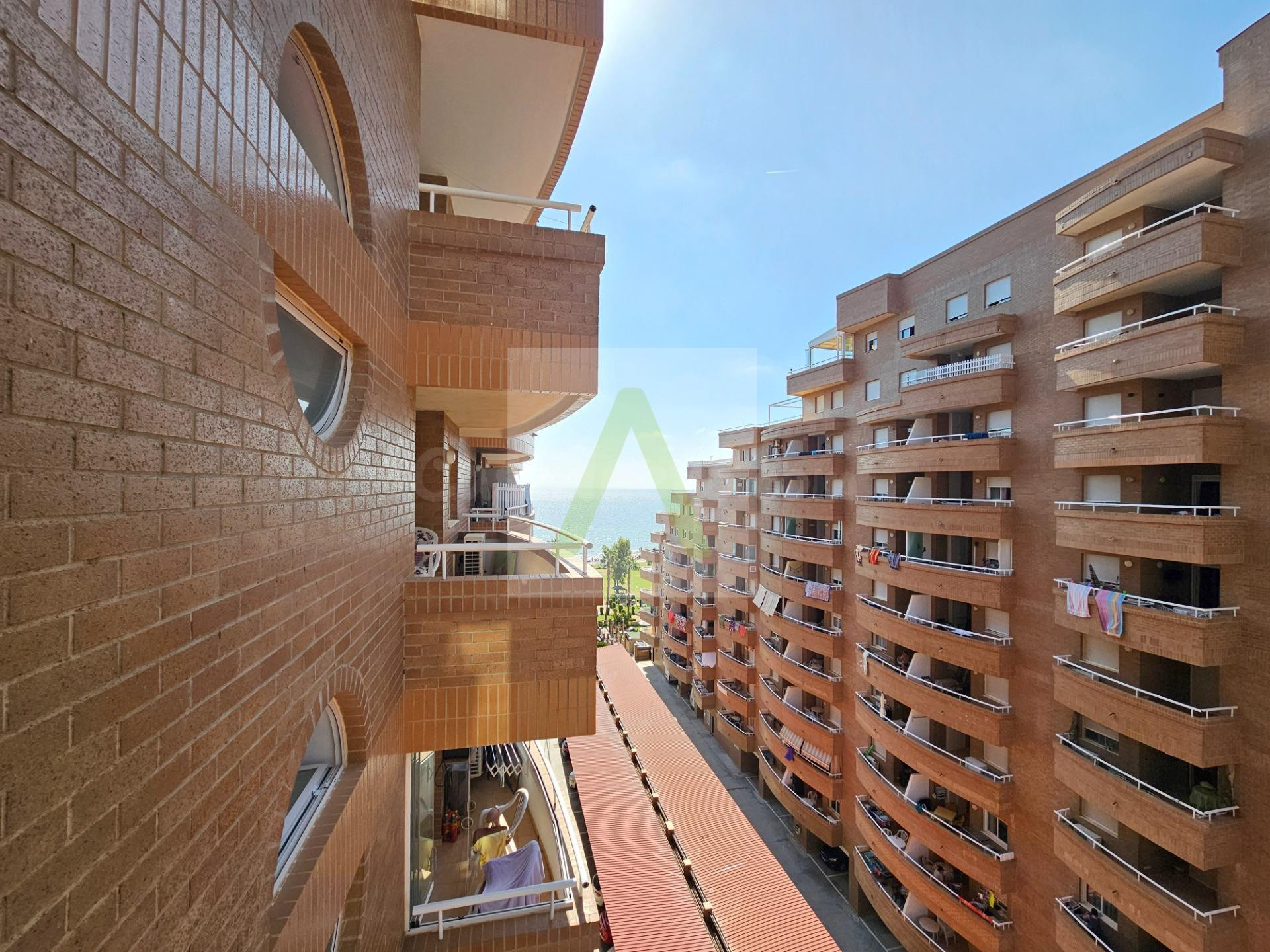 Apartamento en primera línea con 2 plazas de Garajes! - foto 5