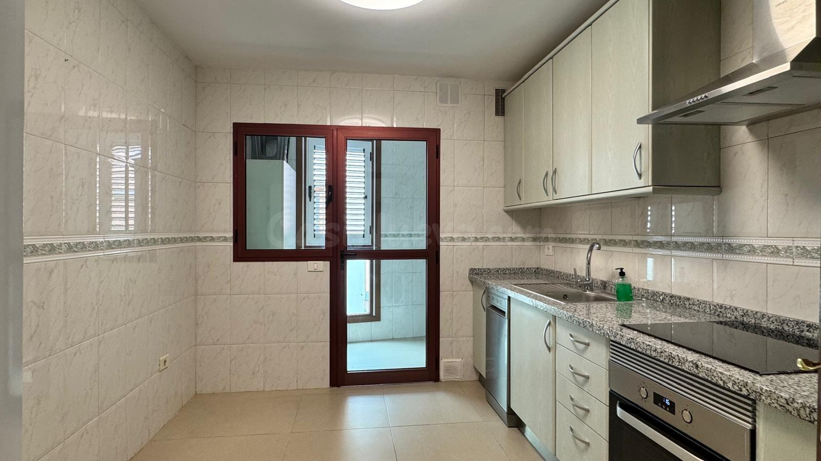 Piso exterior y luminoso en Vegueta de 2 dormitorios con garage y ascensor
