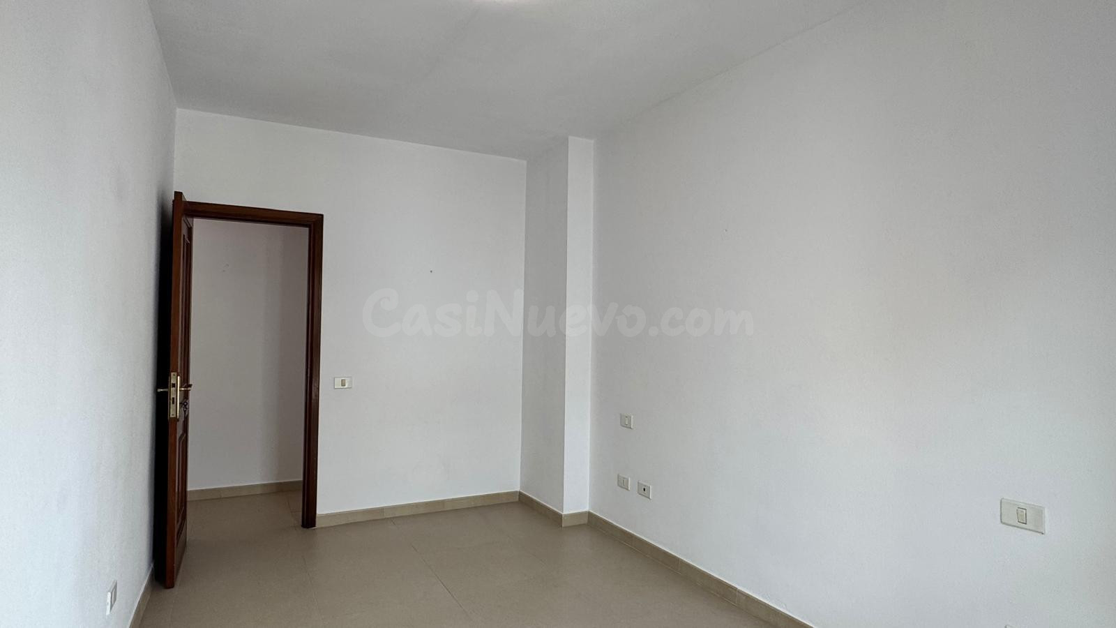 Piso exterior y luminoso en Vegueta de 2 dormitorios con gar - foto 4