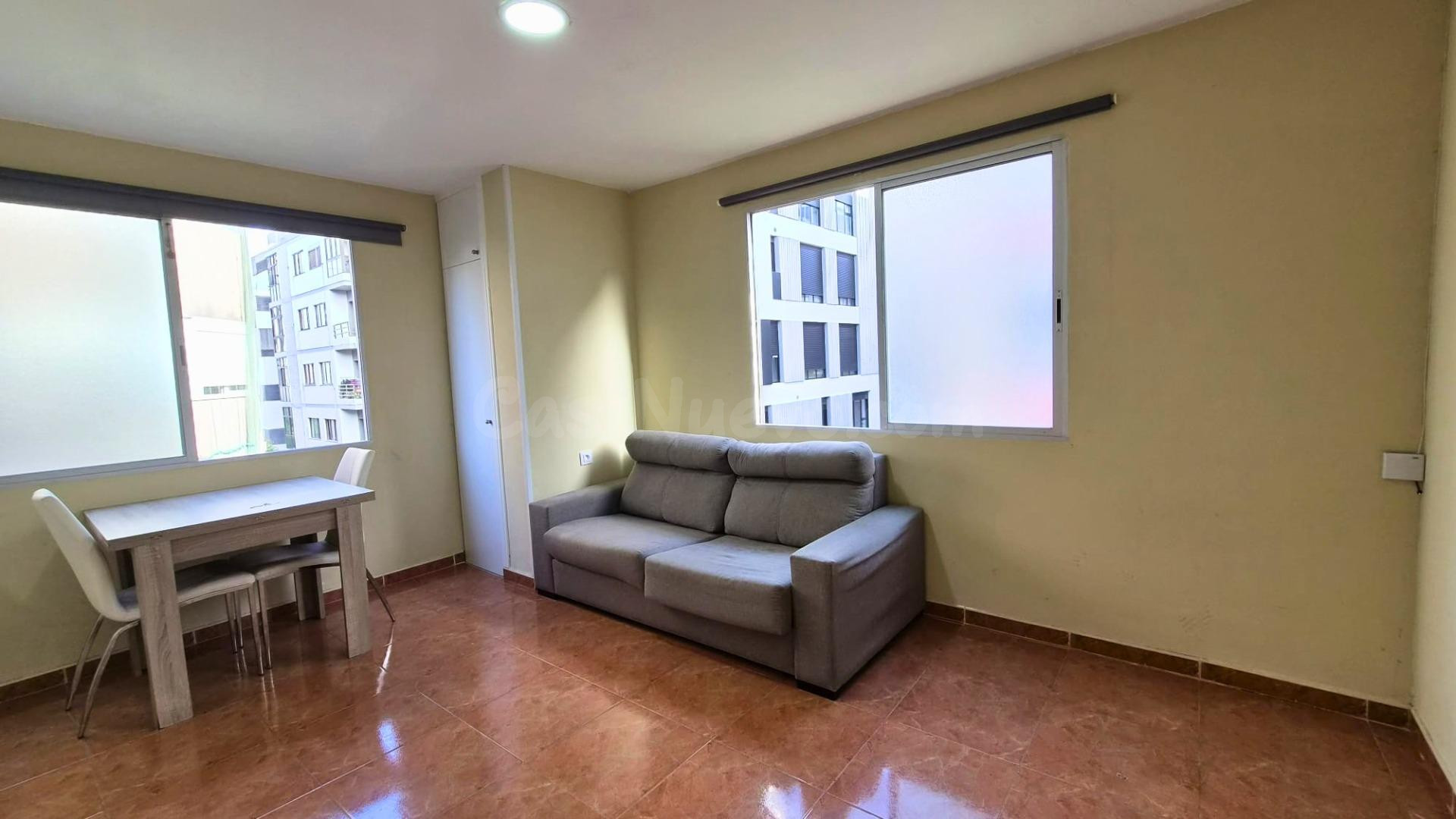 ¡SE VENDE COQUETO Y LUMINOSO PISO CON BALCÓN A 230M DE LAS C - foto 2