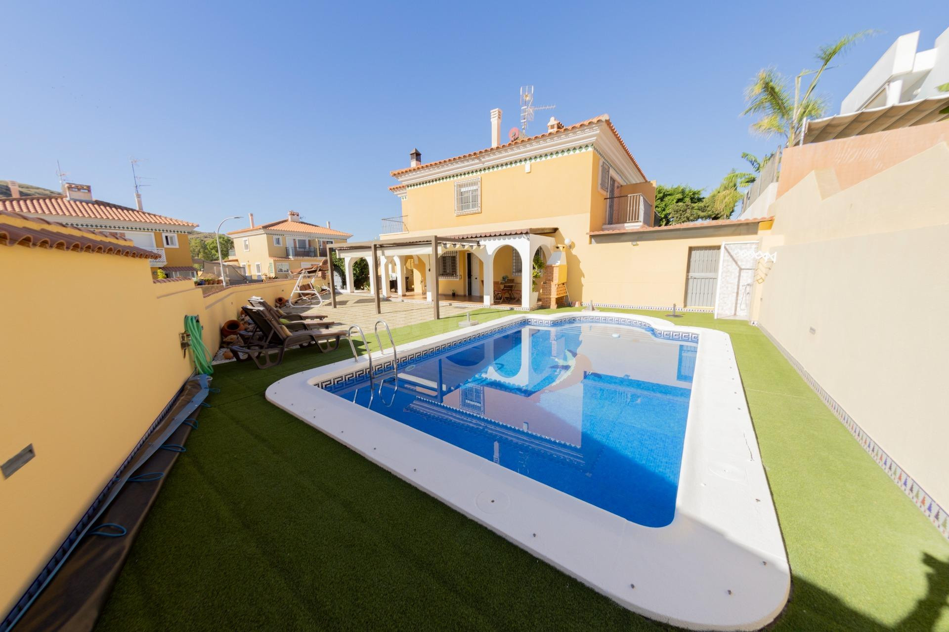 EXCLUSIVO CHALET EN CALABARDINA - ÁGUILAS A 500m DEL MAR!!