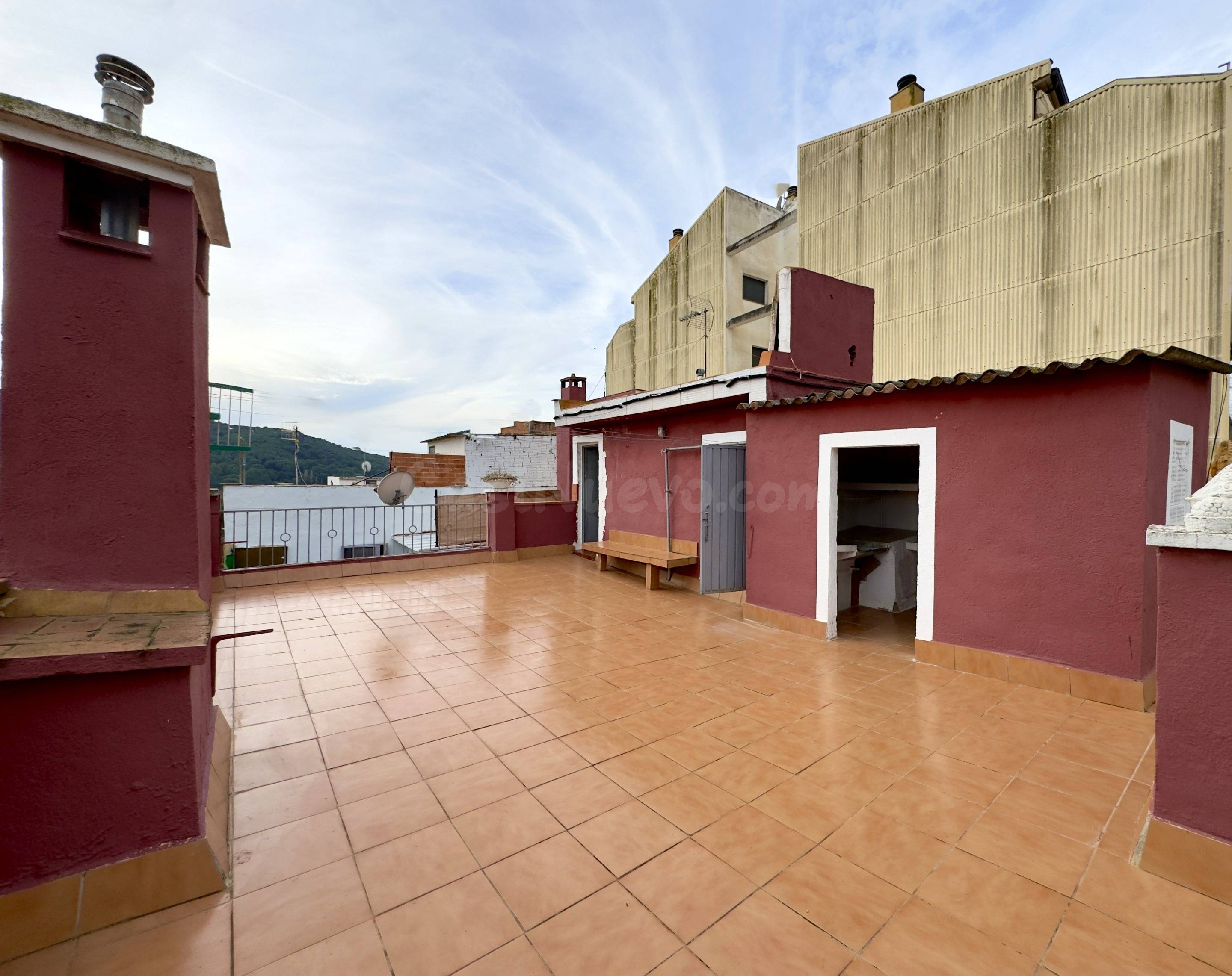¡DESCUBRE ESTA ACOGEDORA CASA ADOSADA EN BLANES!