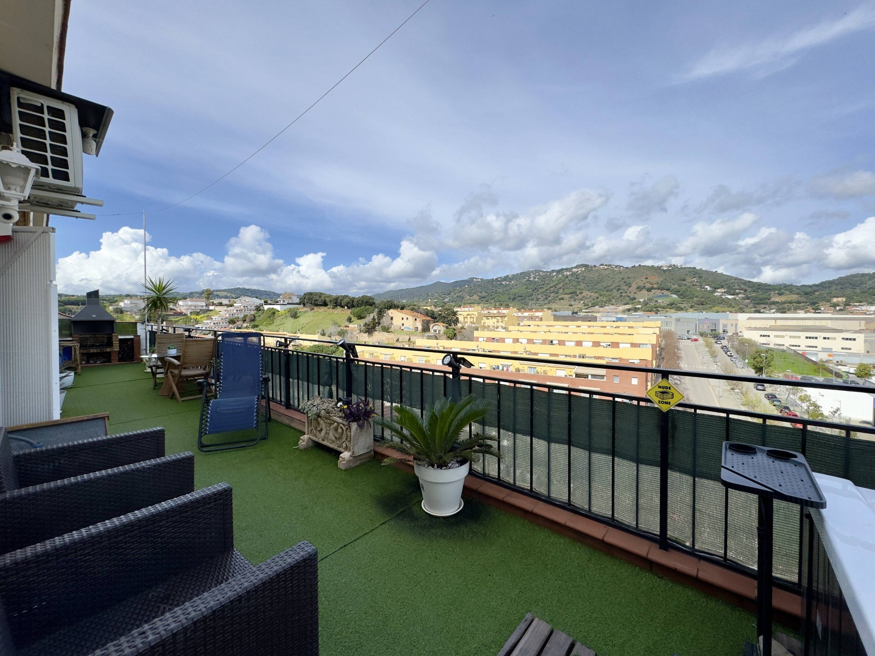 SOBRE ÁTICO CON GRAN TERRAZA Y PARKING INCLUIDO EN PINEDA DE MAR