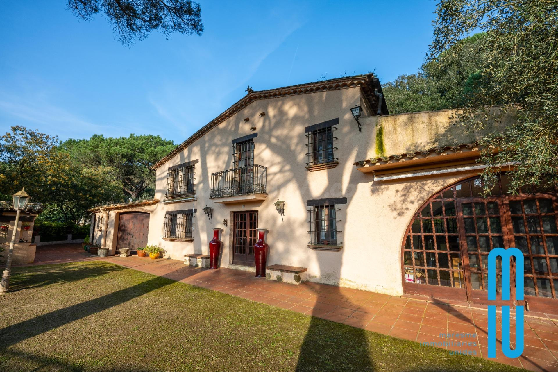 Espectacular Finca Rústica con 2 Masías del s.XVIII y Máxima