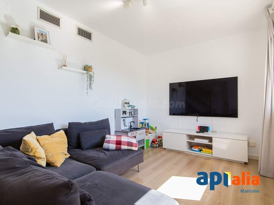 Exclusivo ático-dúplex en Pineda de Mar con terraza y plaza  - foto 4