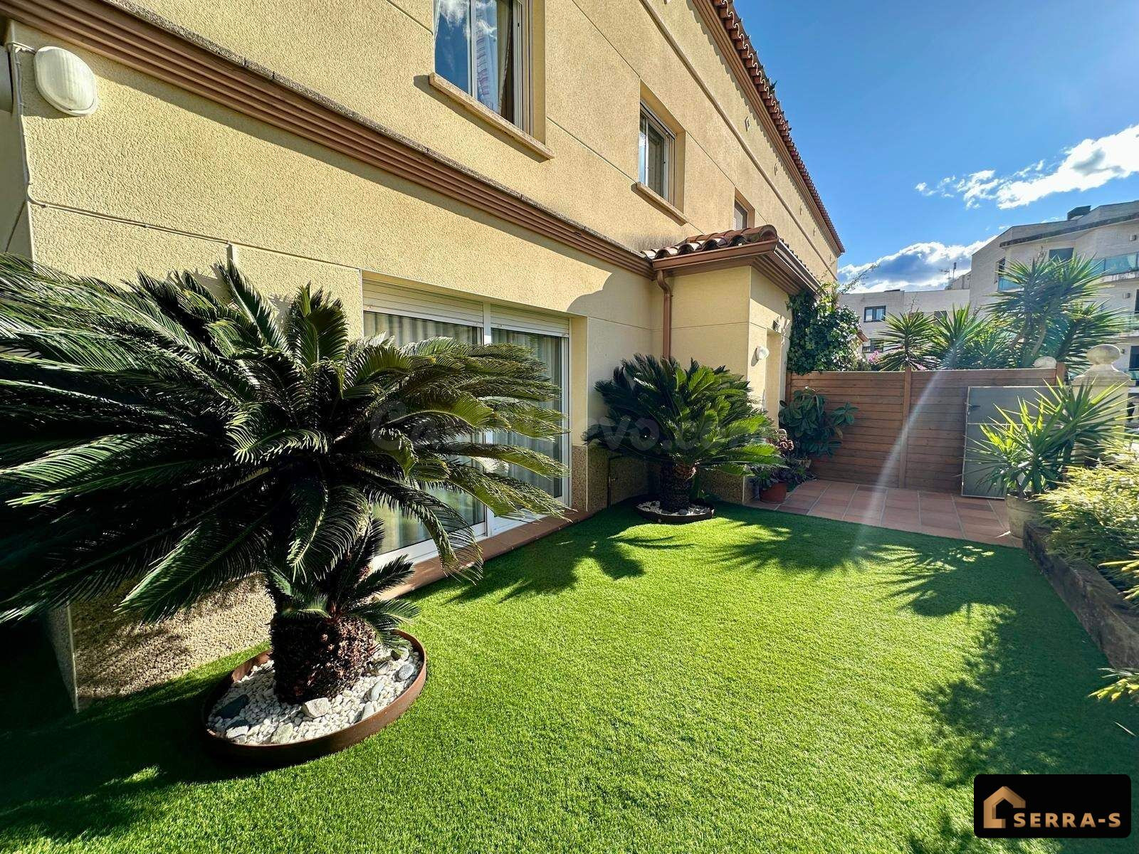FANTÁSTICA CASA ADOSADA CON PISCINA, JARDÍN Y PARKING
