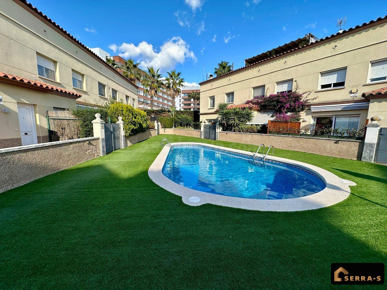 FANTÁSTICA CASA ADOSADA CON PISCINA, JARDÍN Y PARKING - foto 2