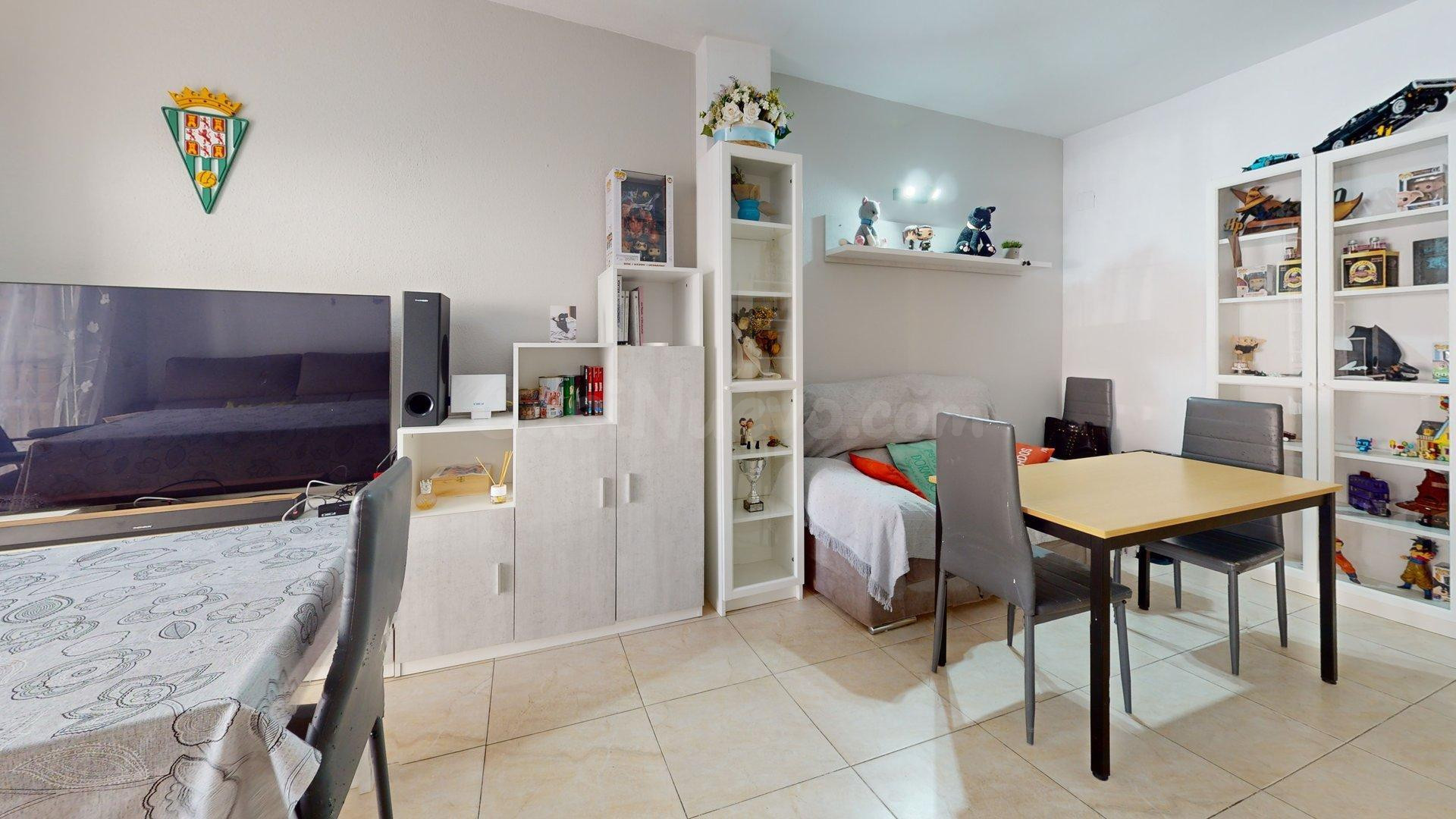 Amplia vivienda en Medina Azahara de 3 dormitorios con terraza junto al centro y la estación - foto 2