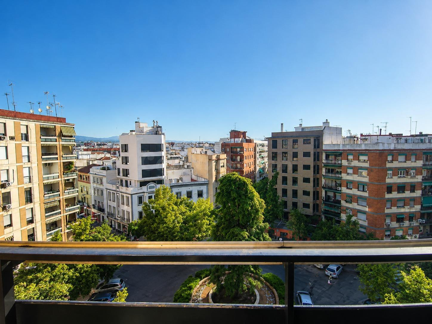 IMPRESIONANTE VIVIENDA EXTERIOR EN PLENA PLAZA DE COSTASOL C