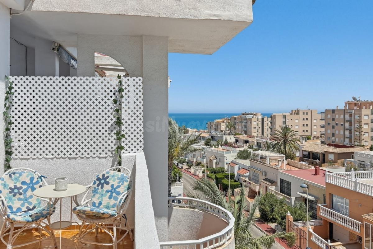 Apartamento en Última Planta de 2 Dormitorios – Cerca de la Playa de La Mata