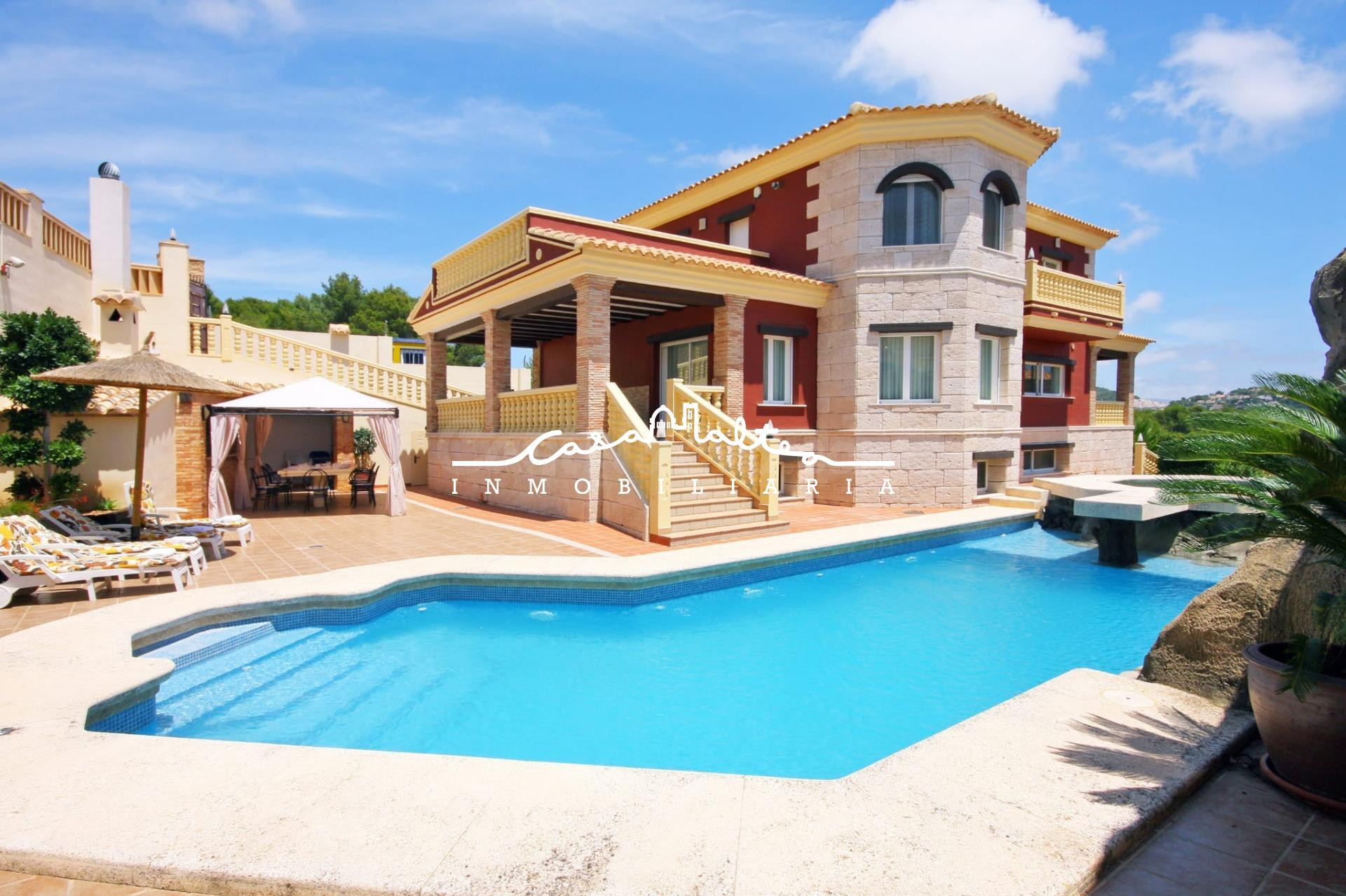 Se vende precioso y gran chalet independiente en Calpe